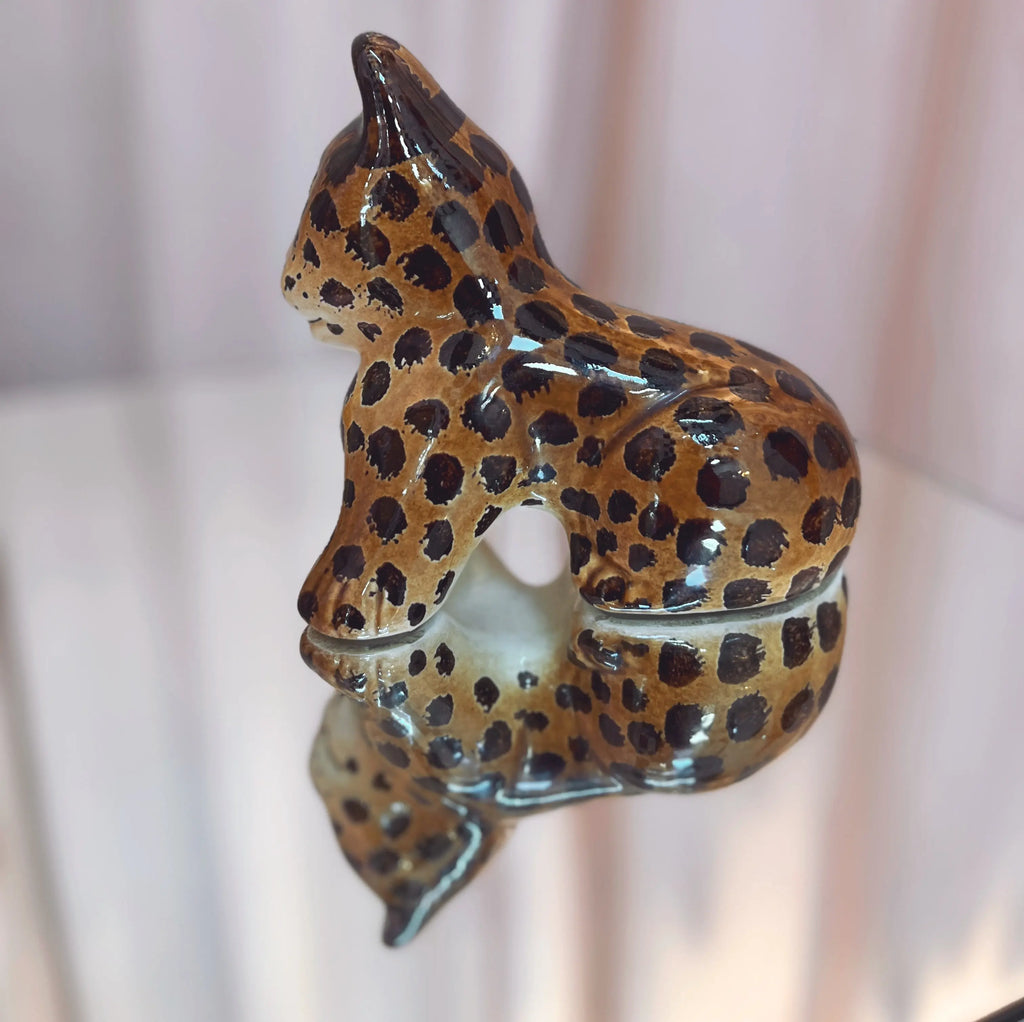 Panthère fauve vintage en céramique émaillée, petite sculpture brillante, Club Barbara
