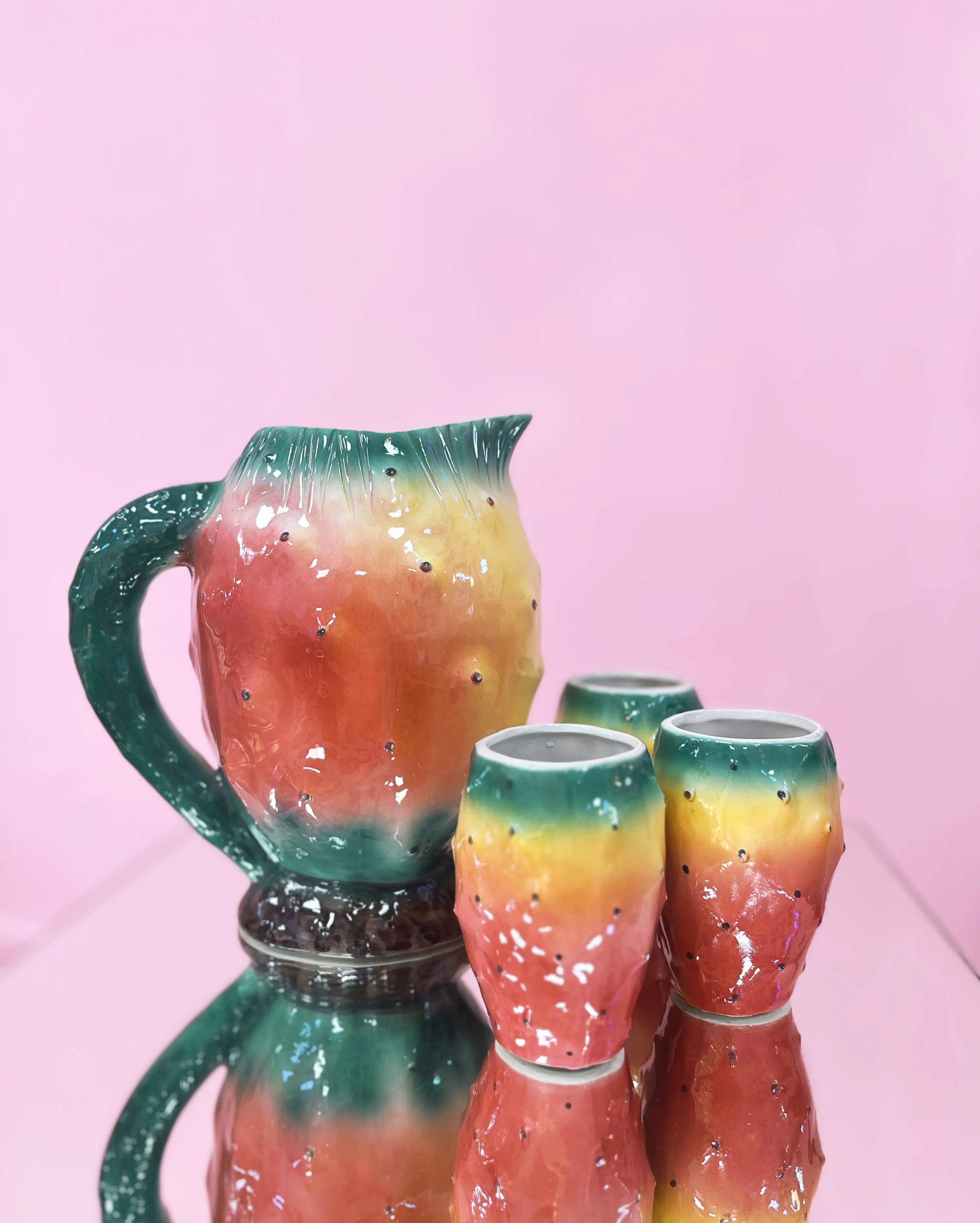 Service à boisson en céramique sicilienne barbotine figuier de Barbarie, pichet et trois gobelets, années 70