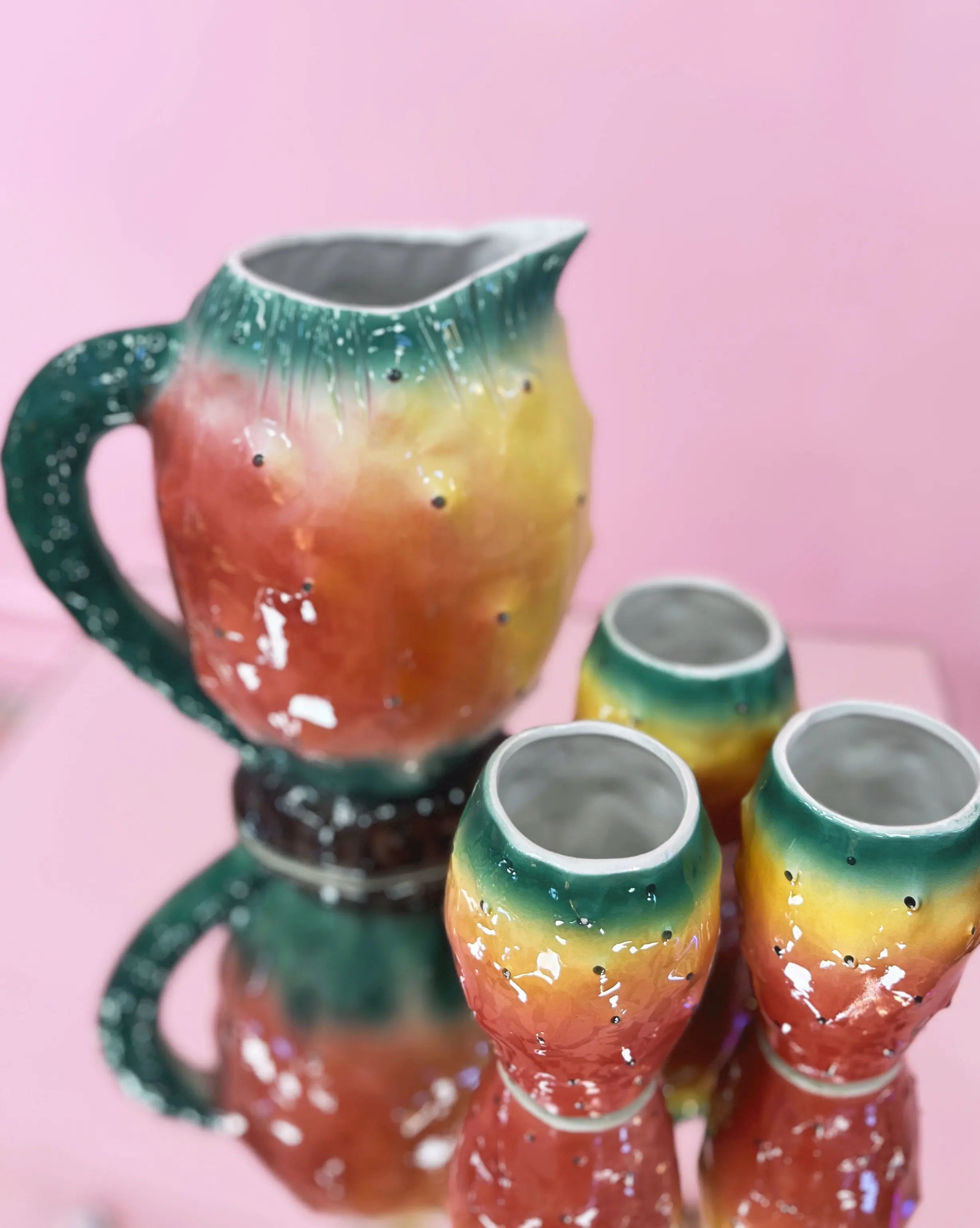 Service à boisson en céramique sicilienne barbotine figuier de Barbarie, pichet et trois gobelets, années 70