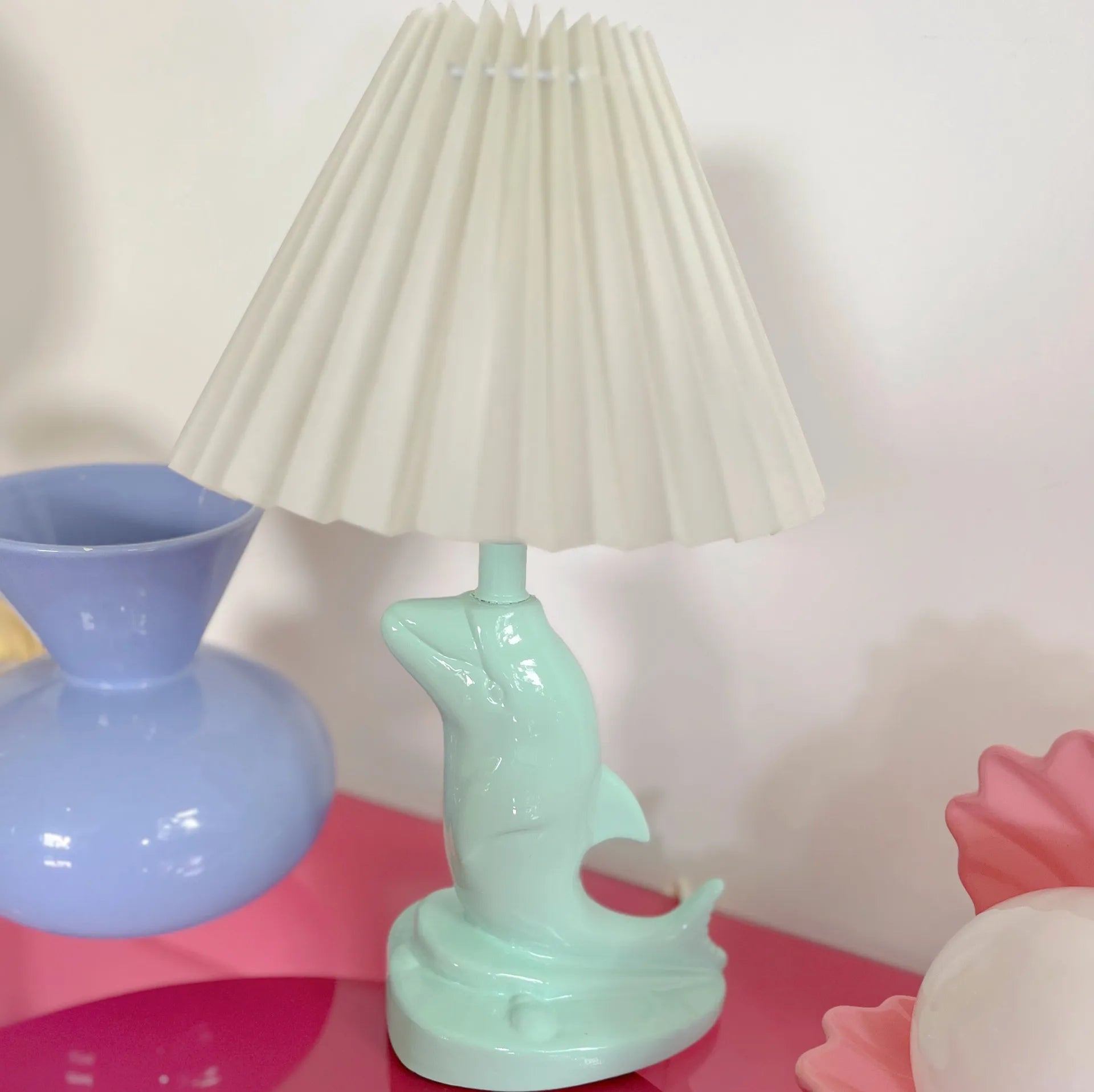 Pied de lampe dauphin vintage vert pastel - Club Barbara