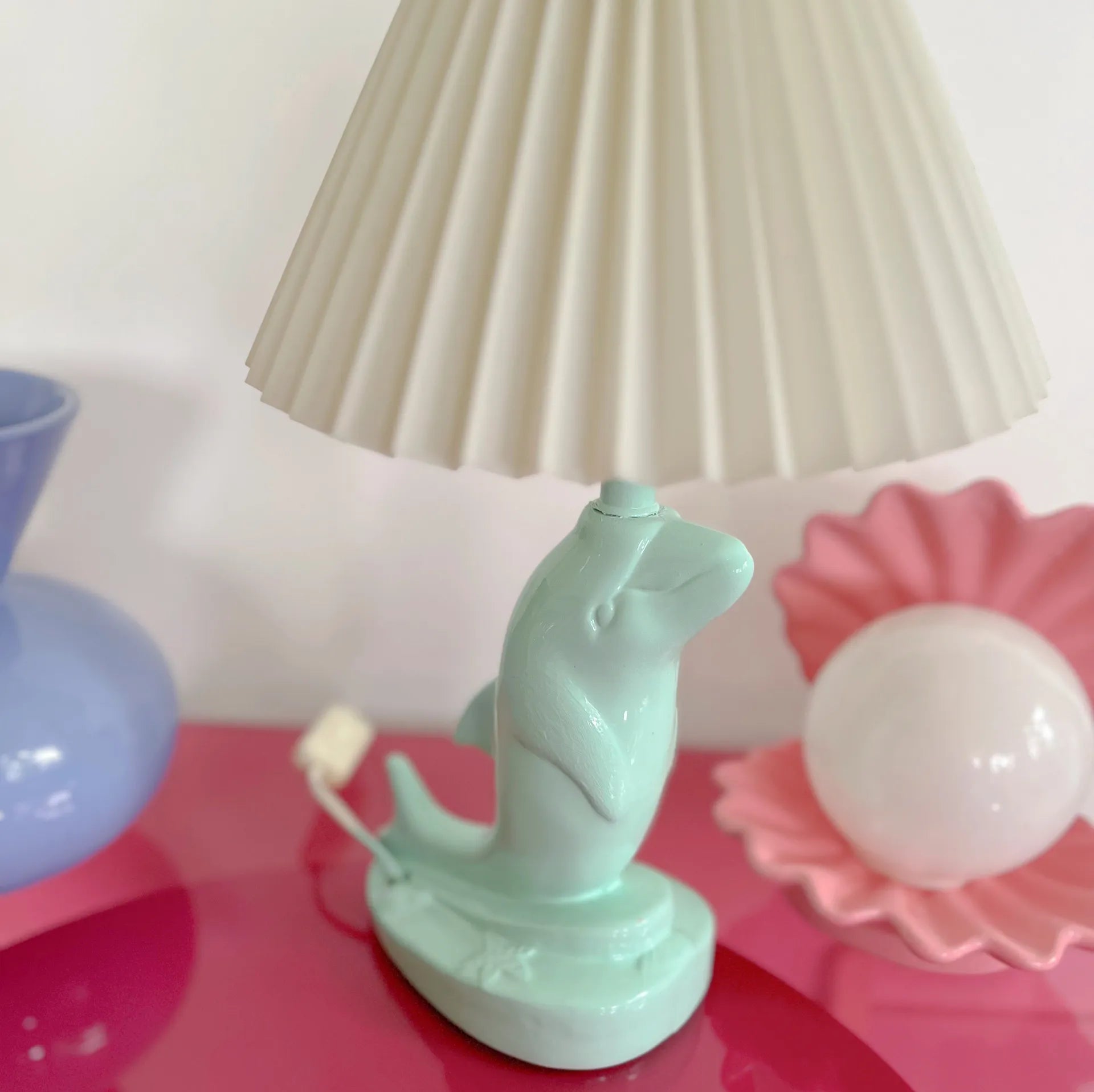 Pied de lampe dauphin vintage vert pastel - Club Barbara