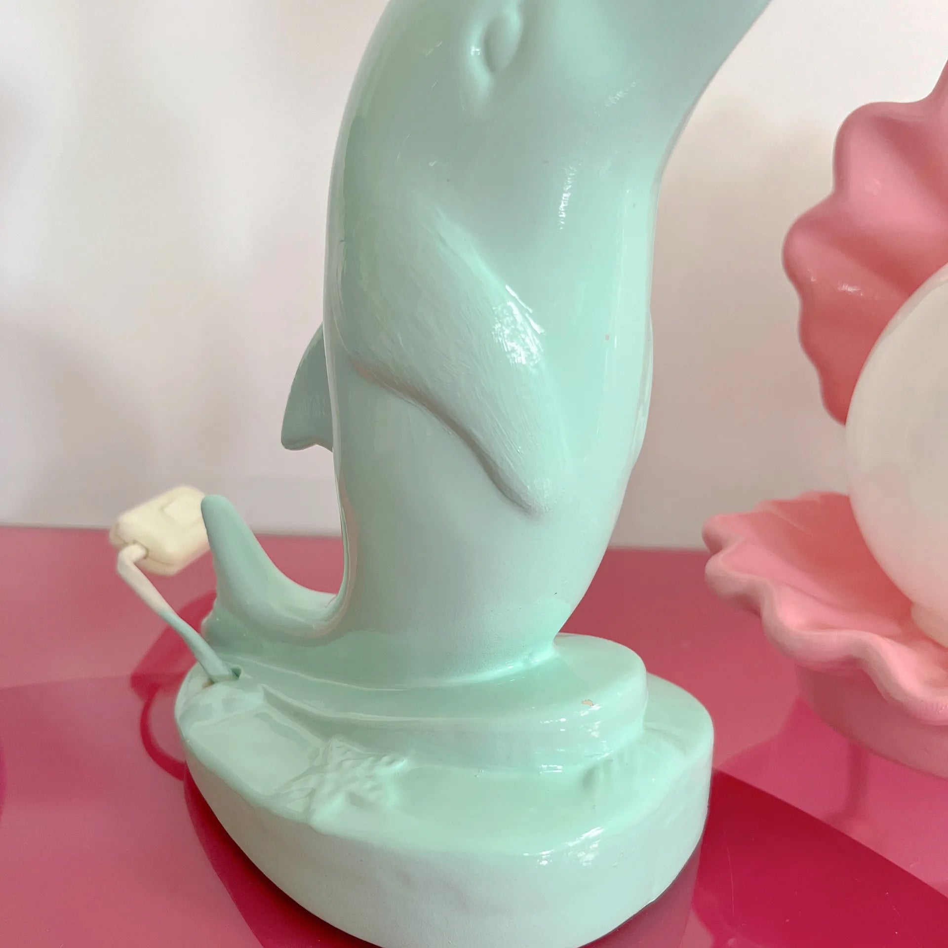 Pied de lampe dauphin vintage vert pastel - Club Barbara
