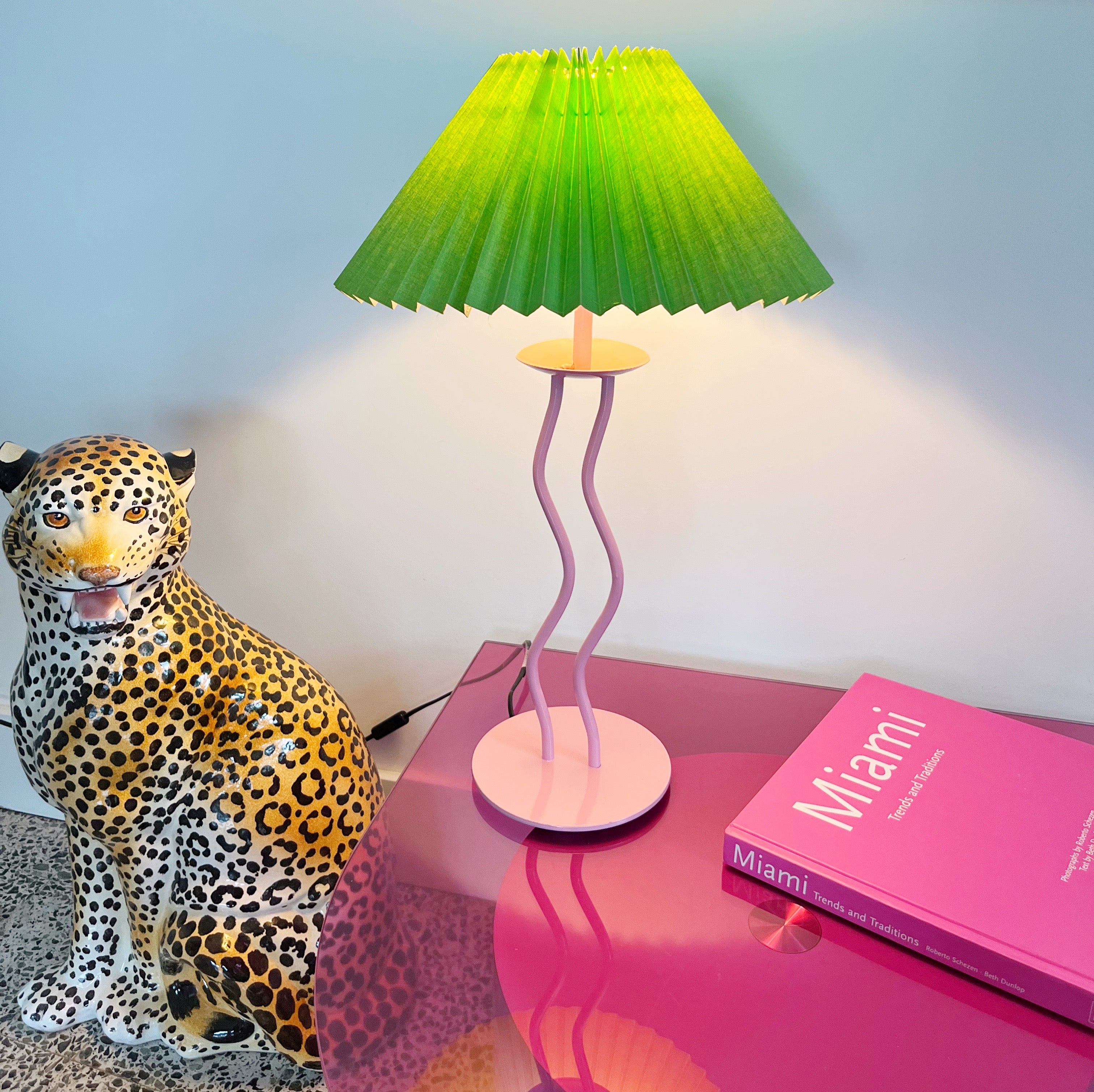 Lampe zig-zag Habitat vintage années 80, pied ondulé rose et abat-jour vert
