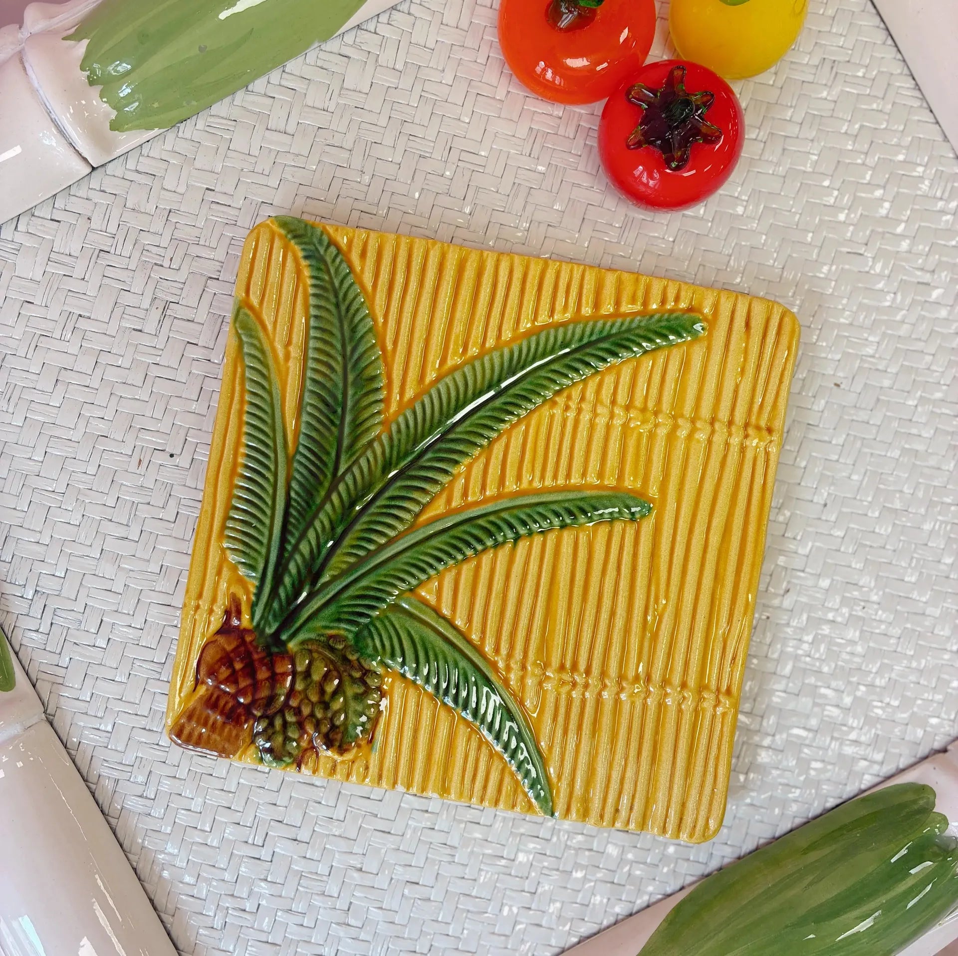 Plateau céramique Vallauris, palmier en barbotine, vintage années 70 - Club Barbara