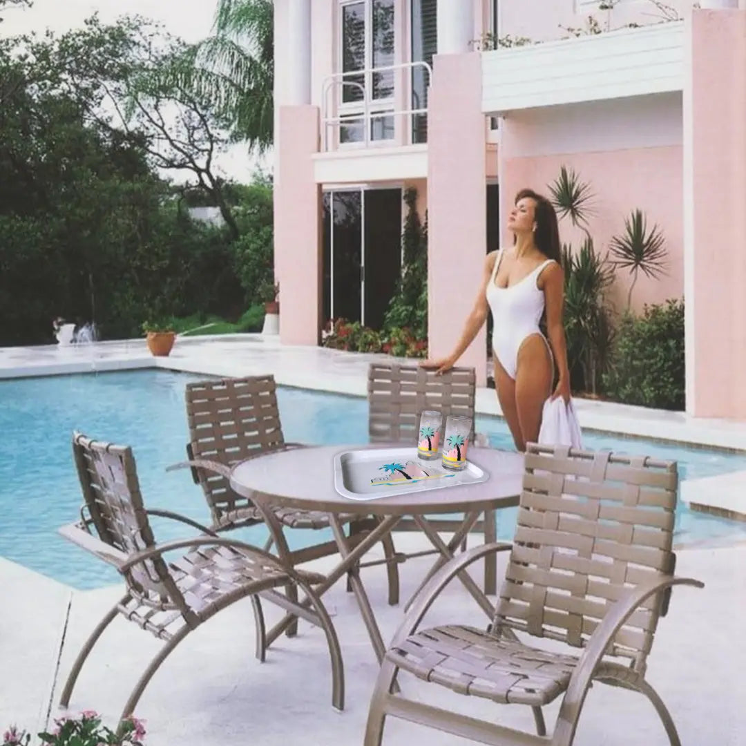 Plateau métal vintage décor palmier et architecture pastel, Club Barbara
