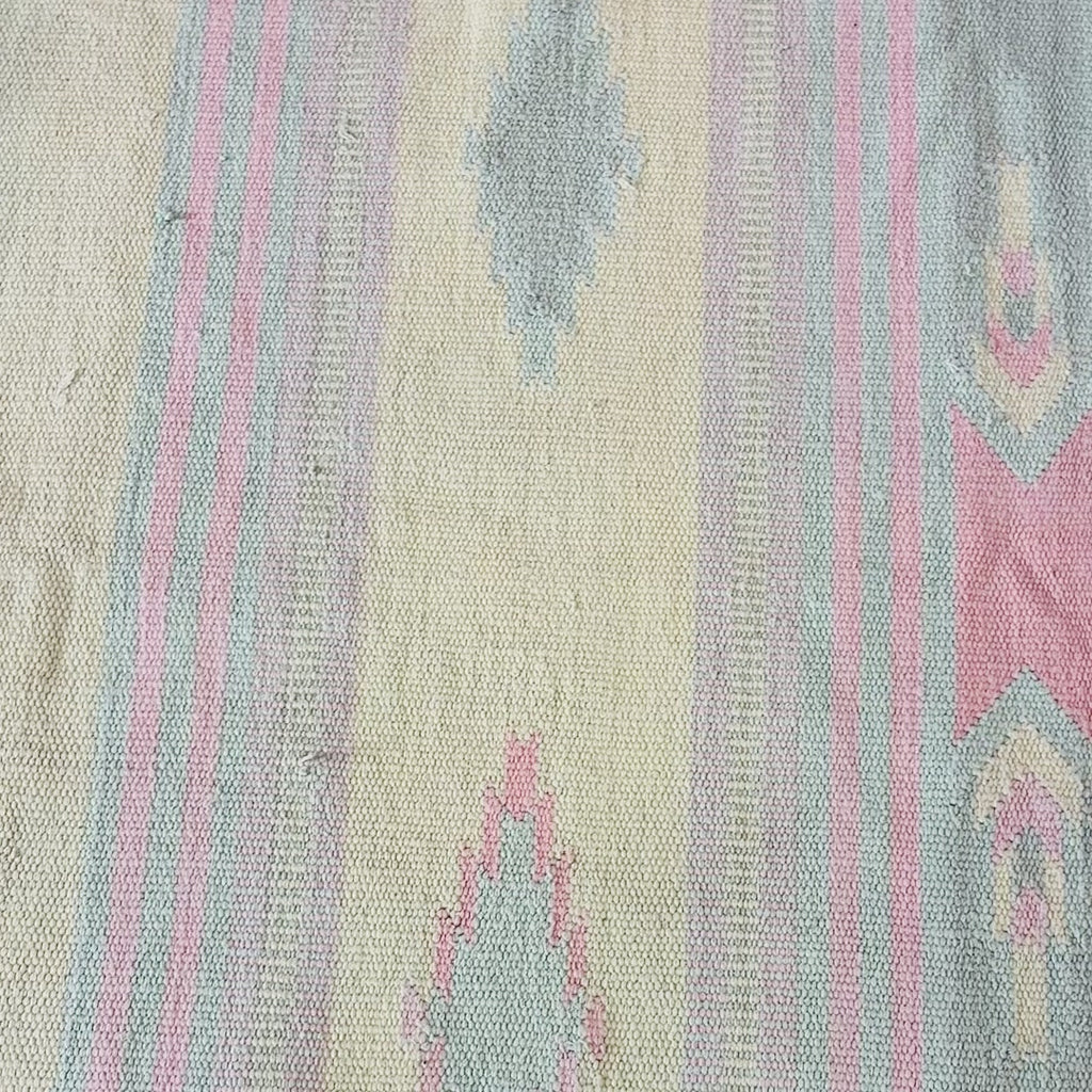Tapis kilim vintage pastel à franges, motifs aztèques rose et vert d’eau, années 80