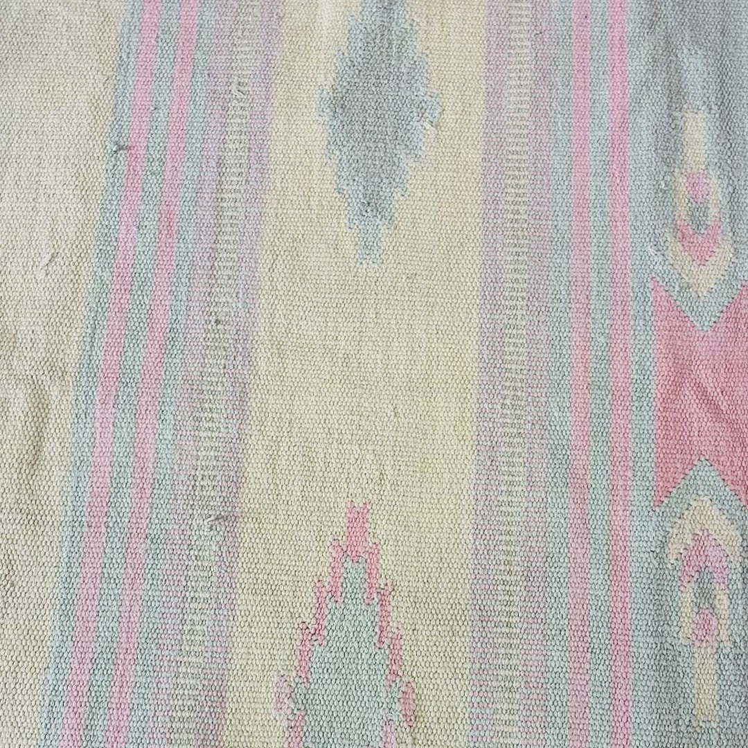 Tapis kilim vintage pastel à franges, motifs aztèques rose et vert d’eau, années 80