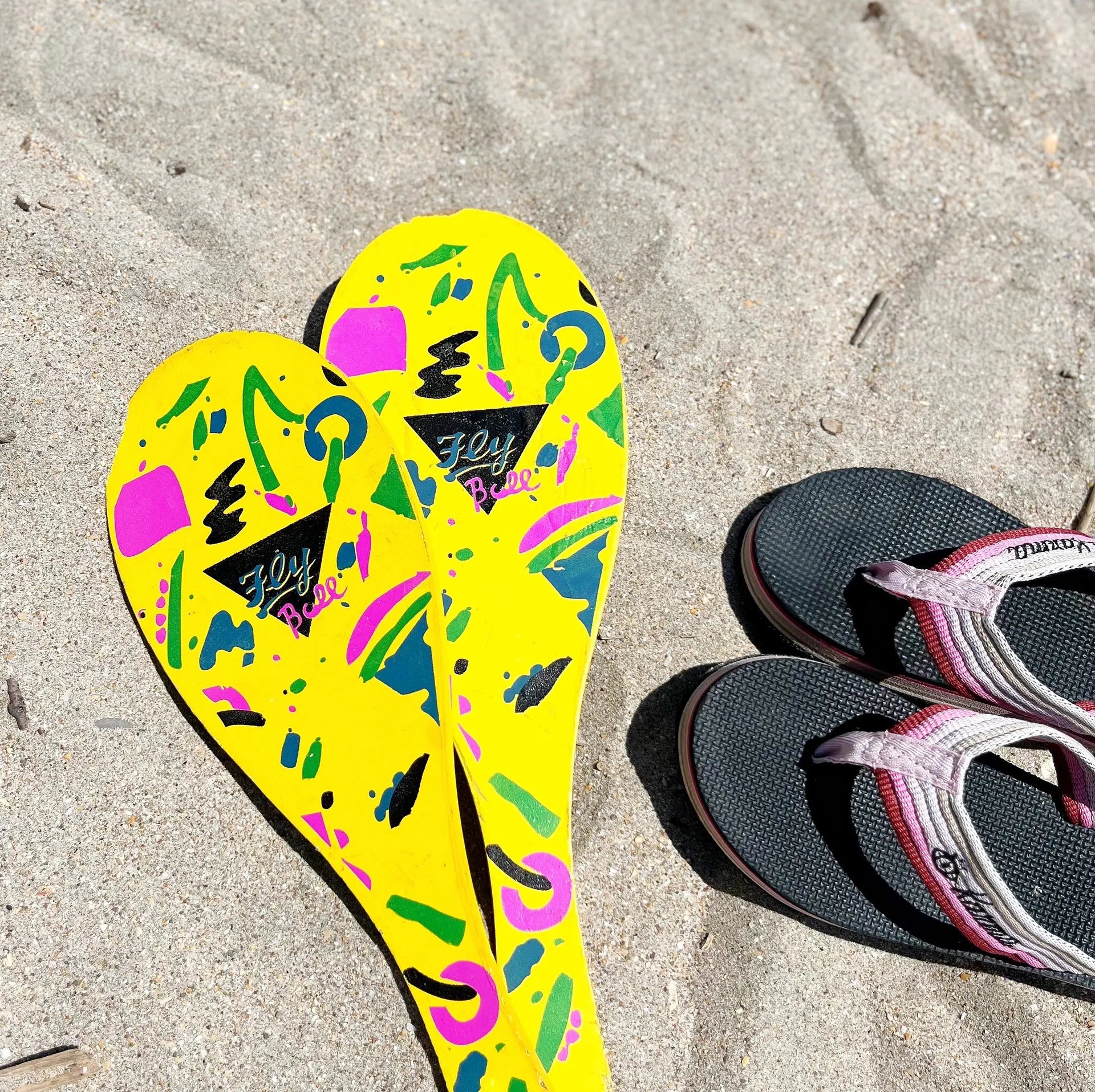 Raquettes de plage en bois peint, années 80 - Club Barbara