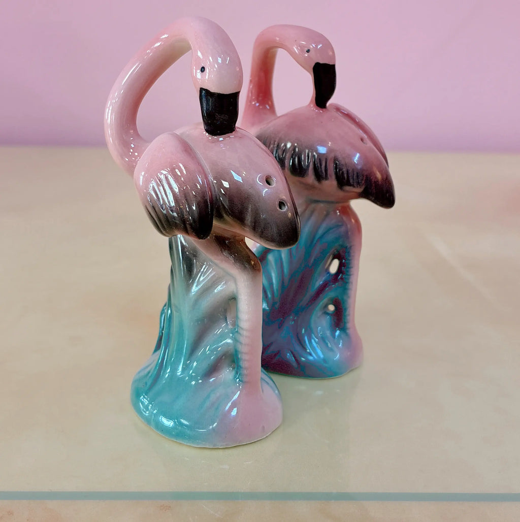Salière et poivrière vintage flamants roses en céramique, Sarsaparilla Deco Designs, 1986