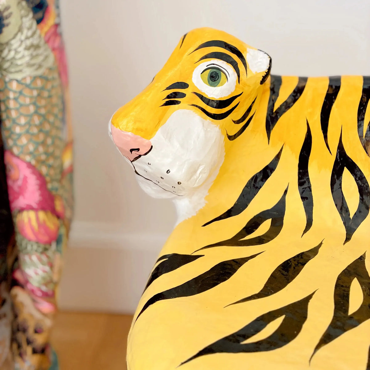 Sellette tigre vintage en papier mâché laqué, porte plante, années 90 - Club Barbara