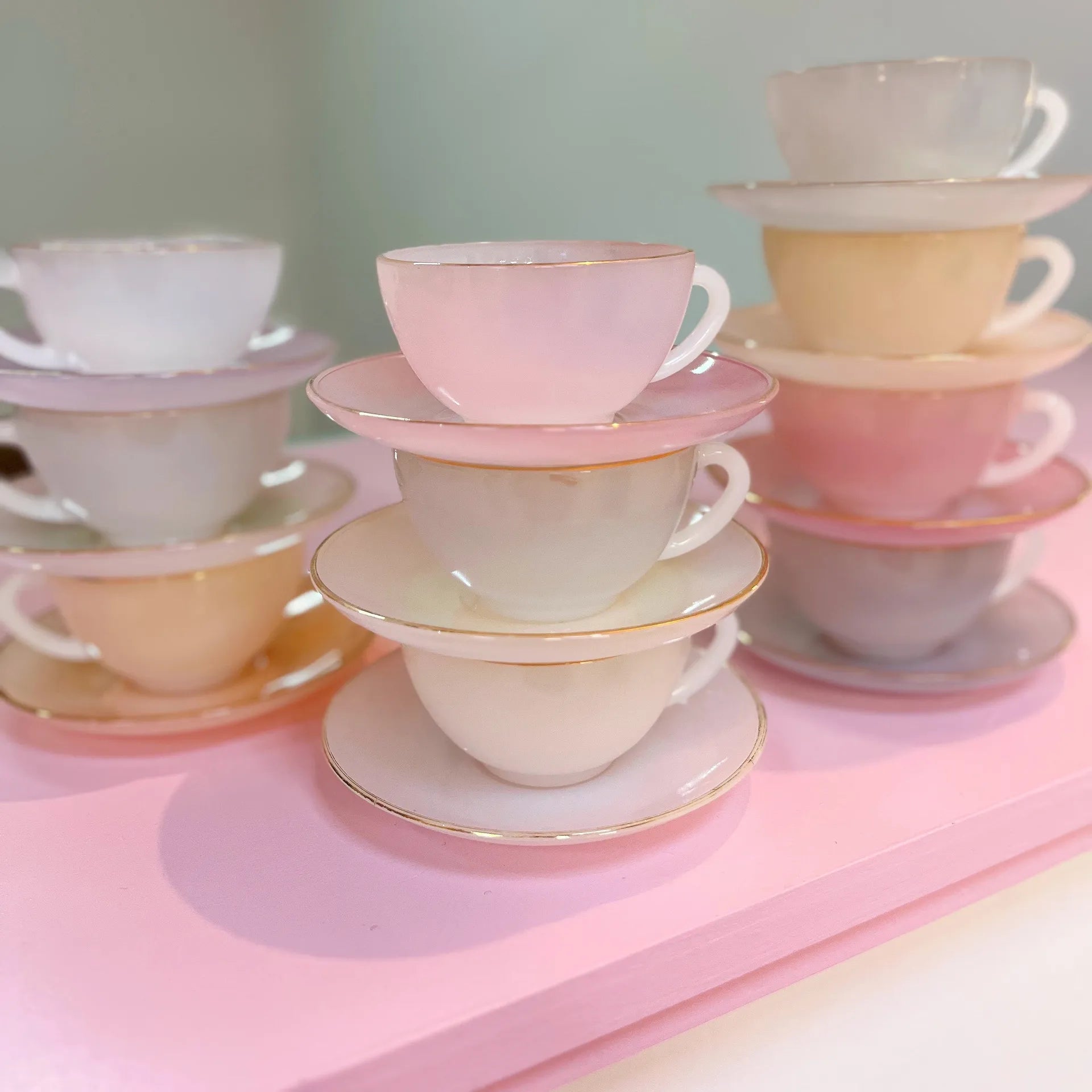 Service à café vintage Arcopal Arlequin, verre opalin pastel, liseré doré, années 60 - Club Barbara