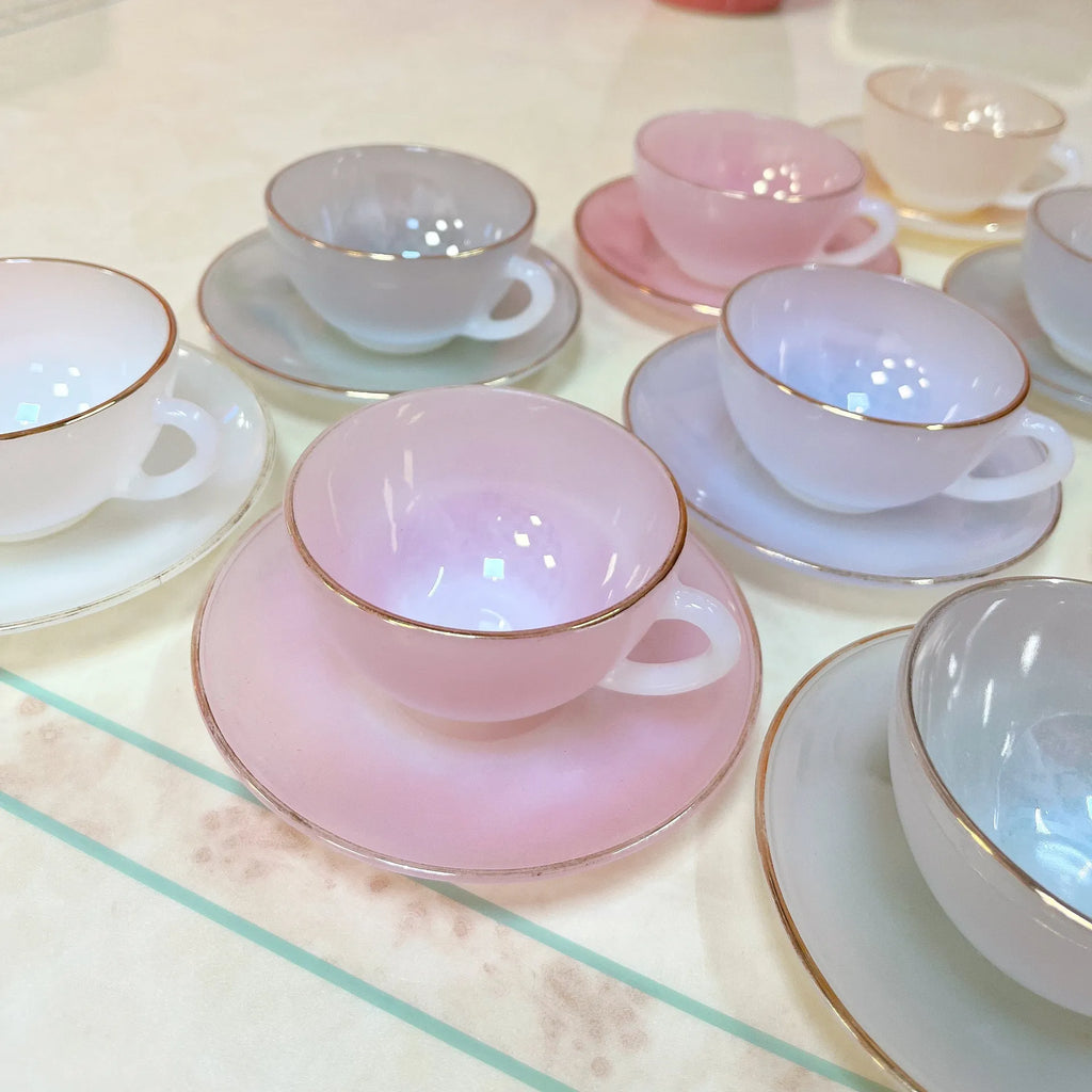 Service à café vintage Arcopal Arlequin, verre opalin pastel, liseré doré, années 60 - Club Barbara