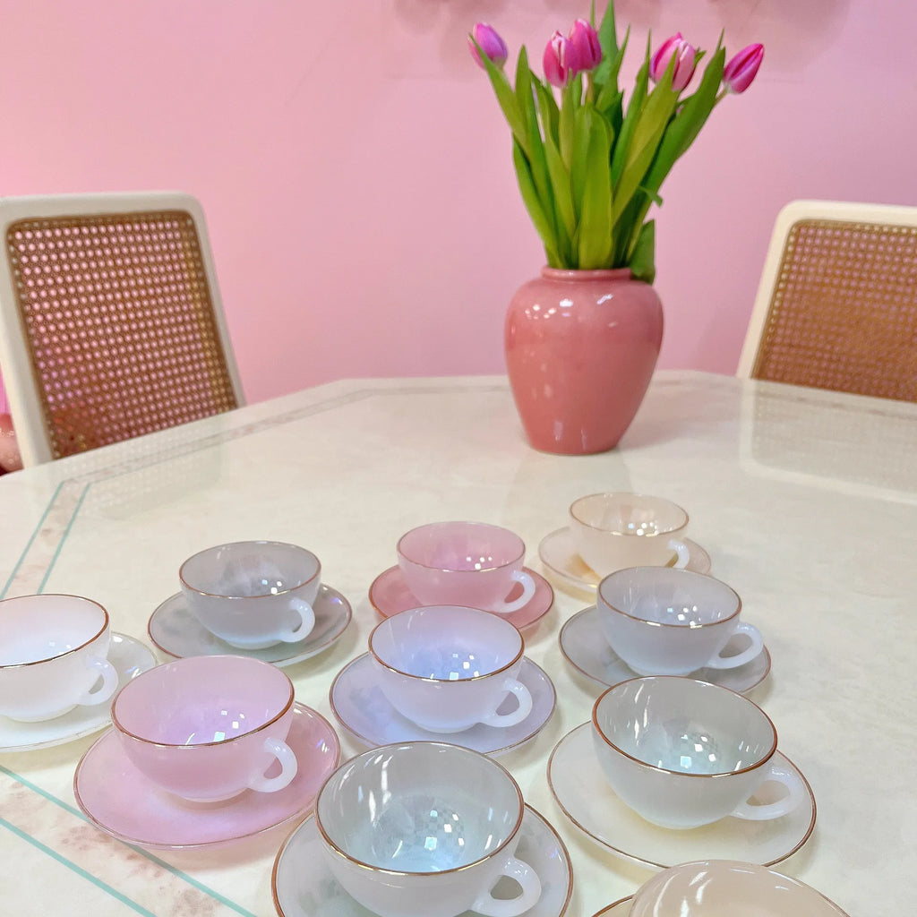 Service à café vintage Arcopal Arlequin, verre opalin pastel, liseré doré, années 60 - Club Barbara