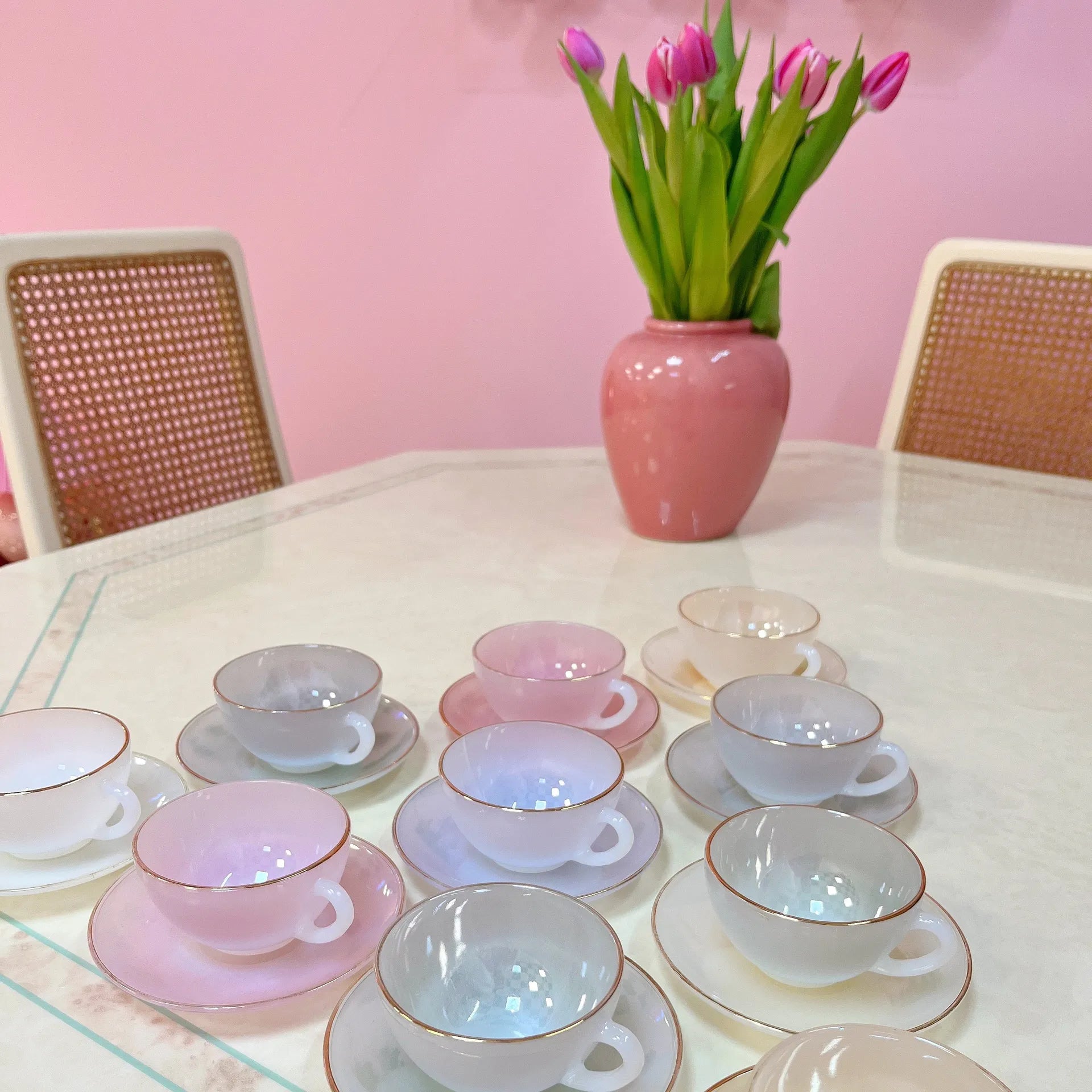 Service à café vintage Arcopal Arlequin, verre opalin pastel, liseré doré, années 60 - Club Barbara