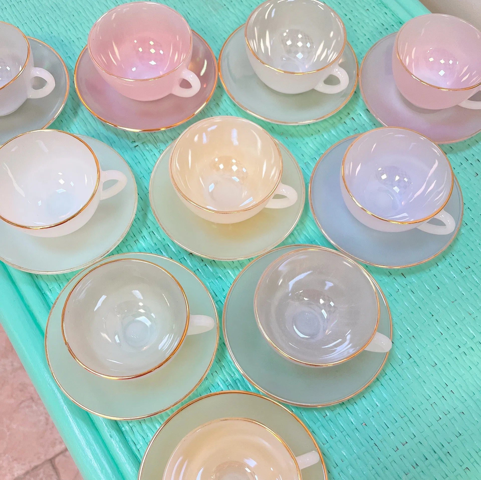 Service à café vintage Arcopal Arlequin, verre opalin pastel, liseré doré, années 60 - Club Barbara