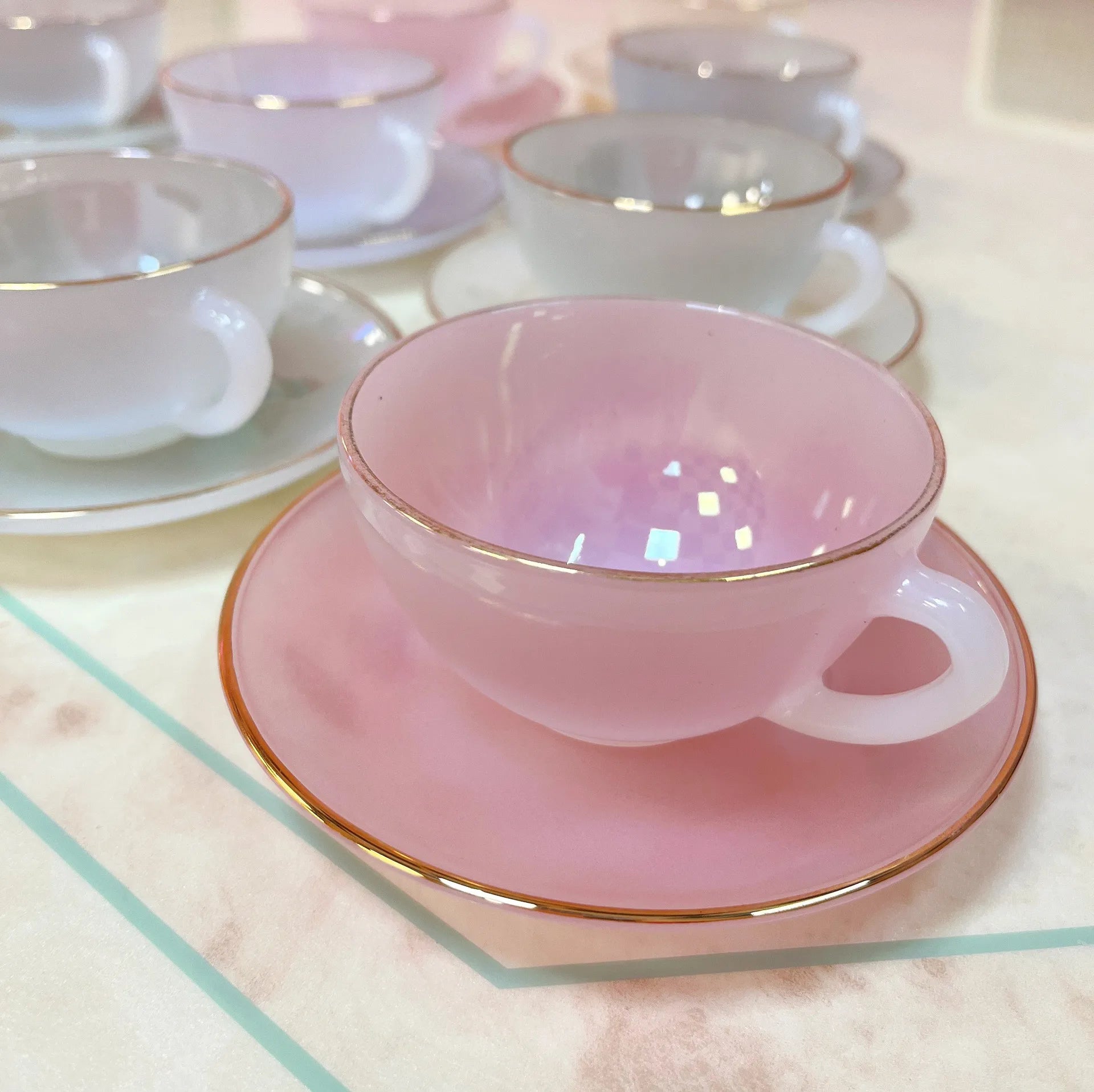 Service à café vintage Arcopal Arlequin, verre opalin pastel, liseré doré, années 60 - Club Barbara
