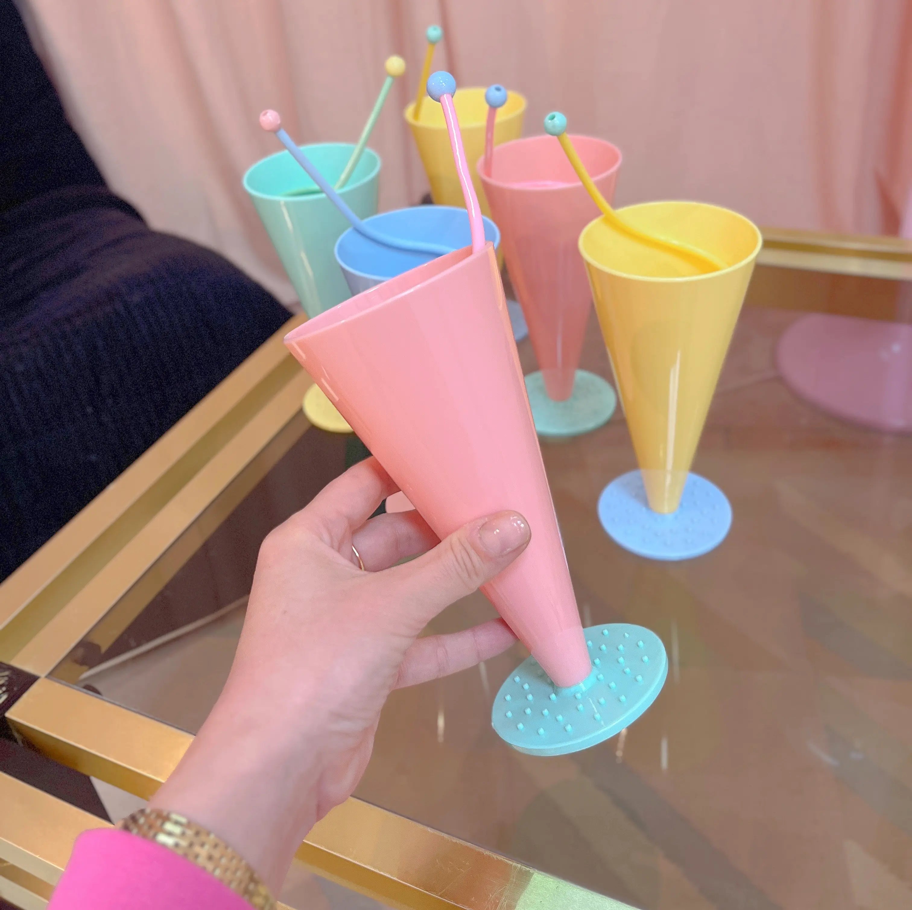 Verres à cocktail pastel rose jaune bleu vert d’eau, service vintage, Club Barbara