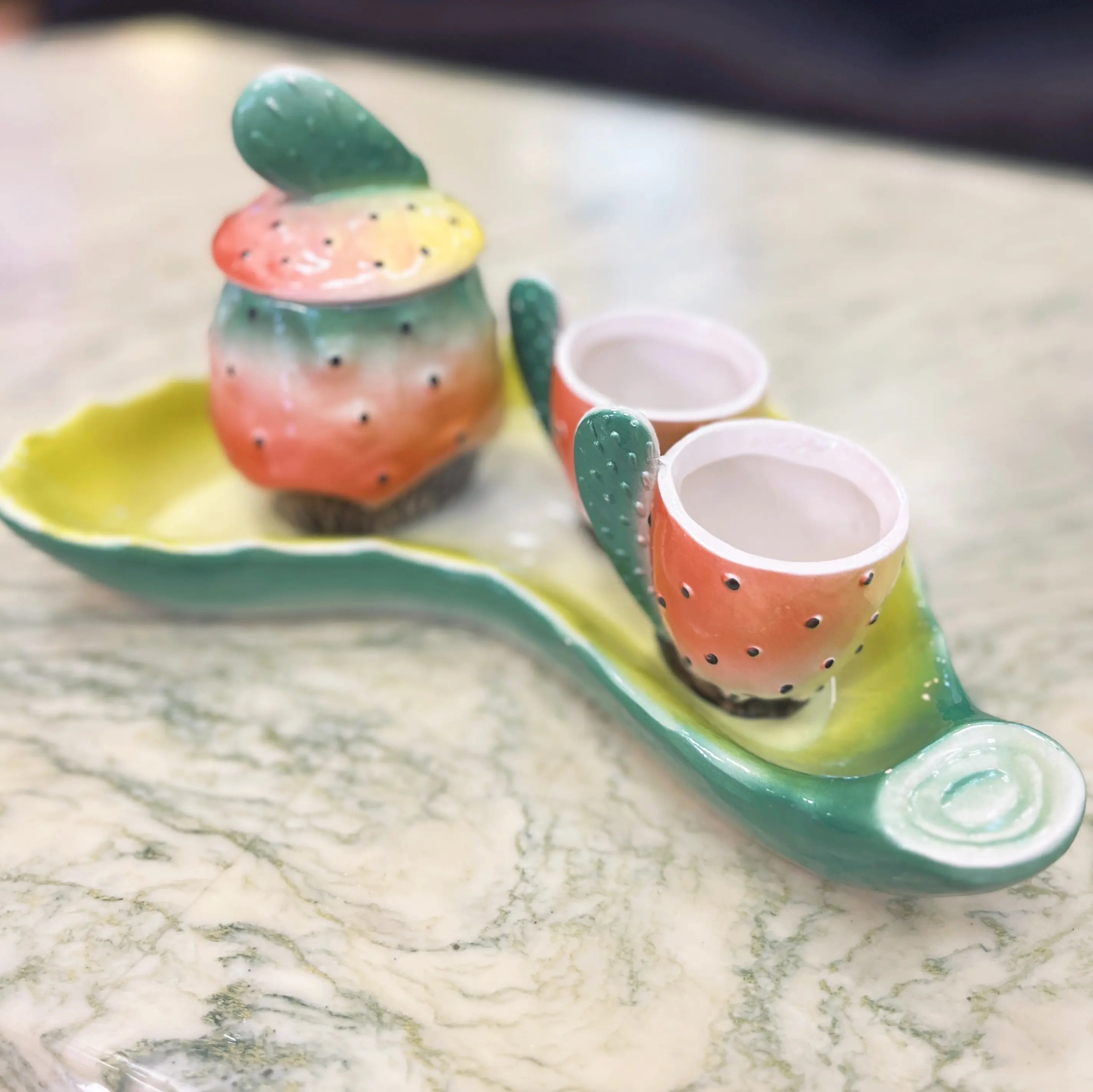 Service à café sicilien en céramique barbotine figuier de Barbarie années 70 Club Barbara