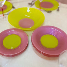 Load image into Gallery viewer, Service d’assiettes, 19 pièces multicolores, Arc France, années 80
