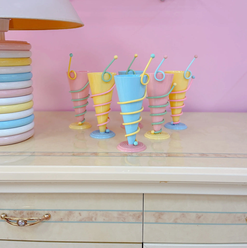 Service de six coupes à glace en plastique laqué pastel, design postmoderne esprit Memphis Design, années 1980, Club Barbara