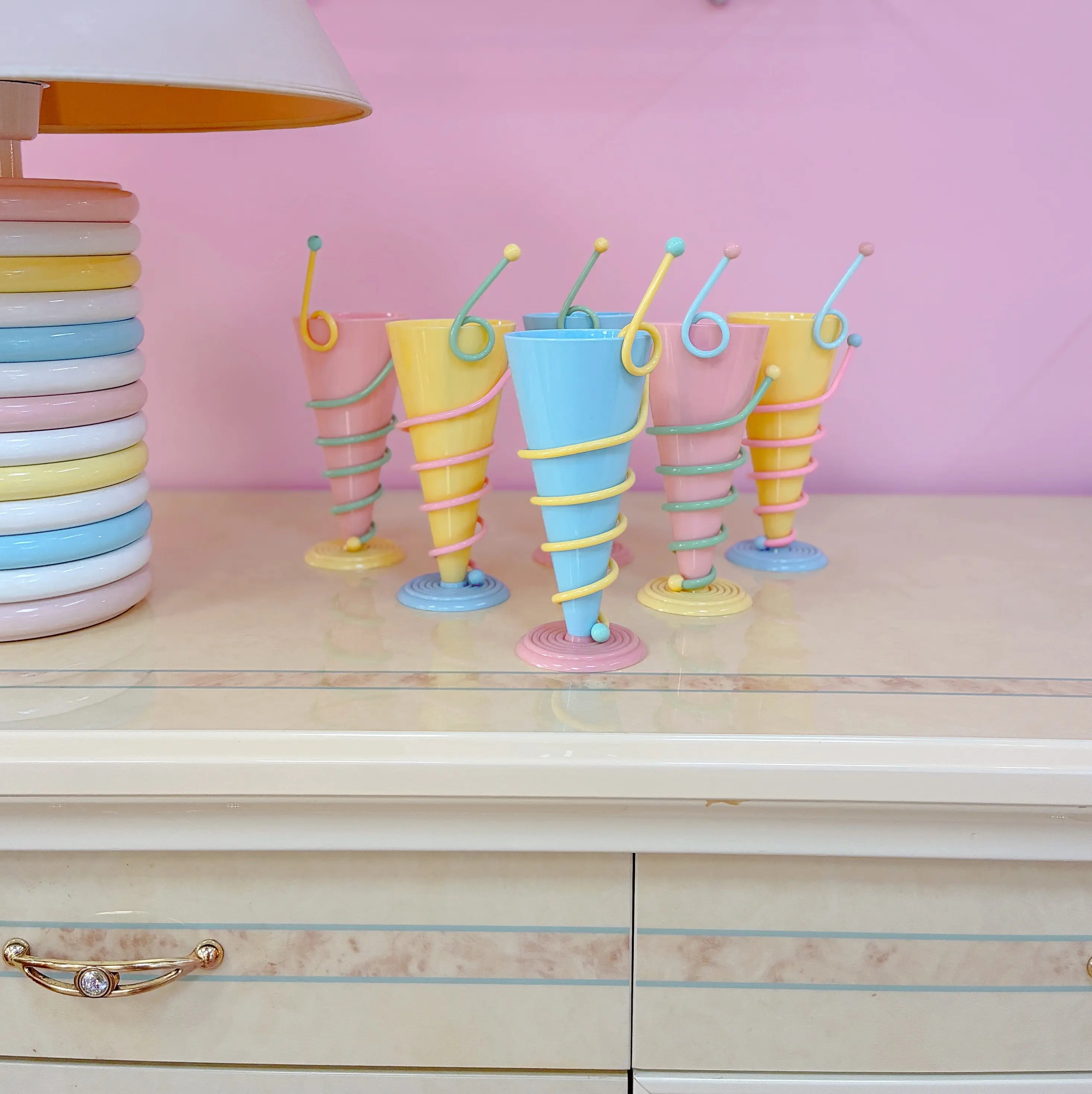 Service de six coupes à glace en plastique laqué pastel, design postmoderne esprit Memphis Design, années 1980, Club Barbara