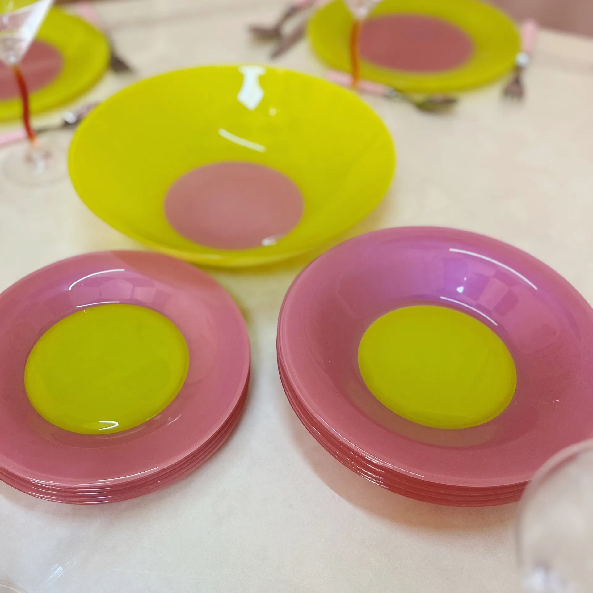 Service d’assiettes, 19 pièces multicolores, Arc France, années 80 - Club Barbara