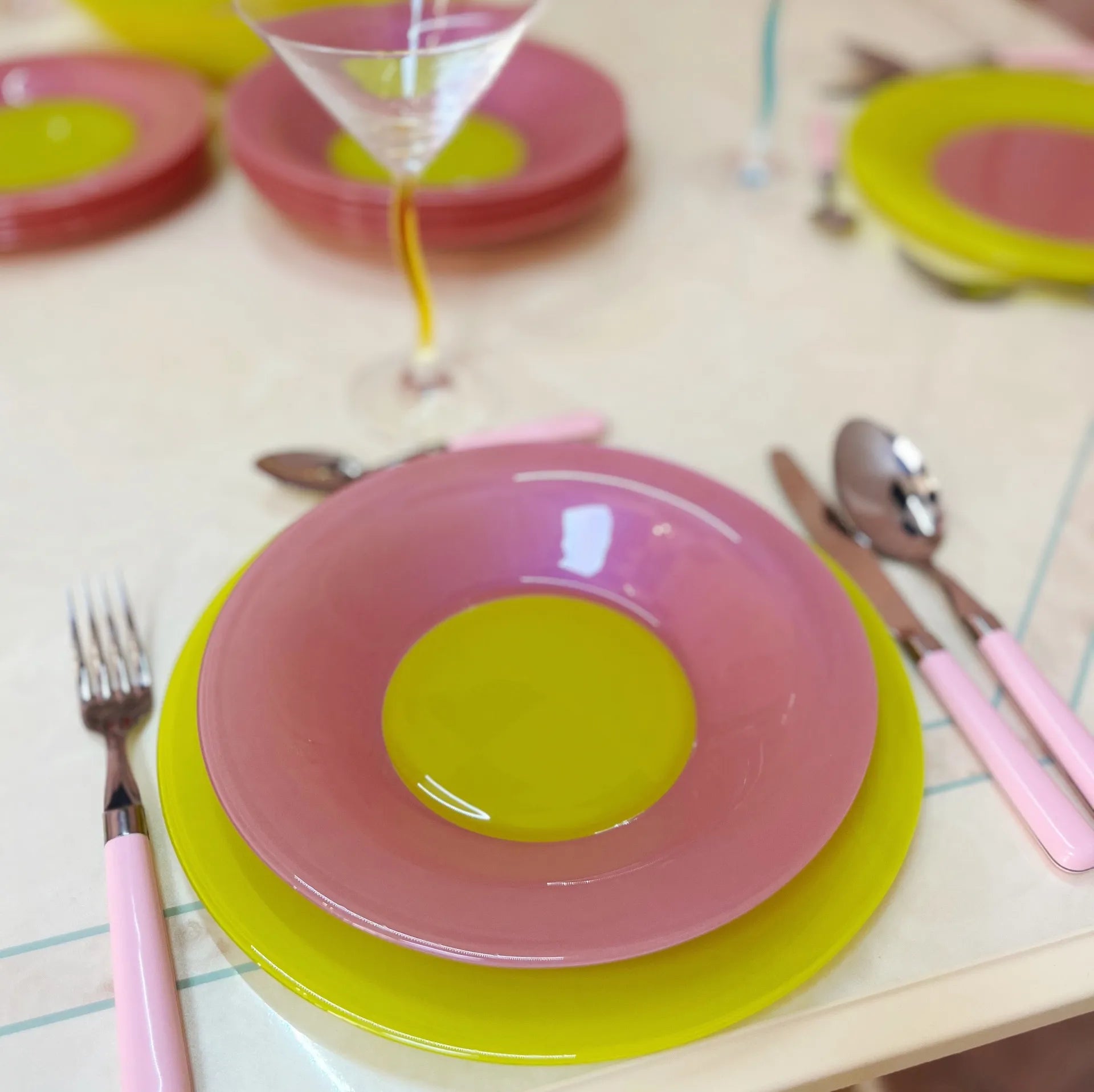 Service d’assiettes, 19 pièces multicolores, Arc France, années 80 - Club Barbara