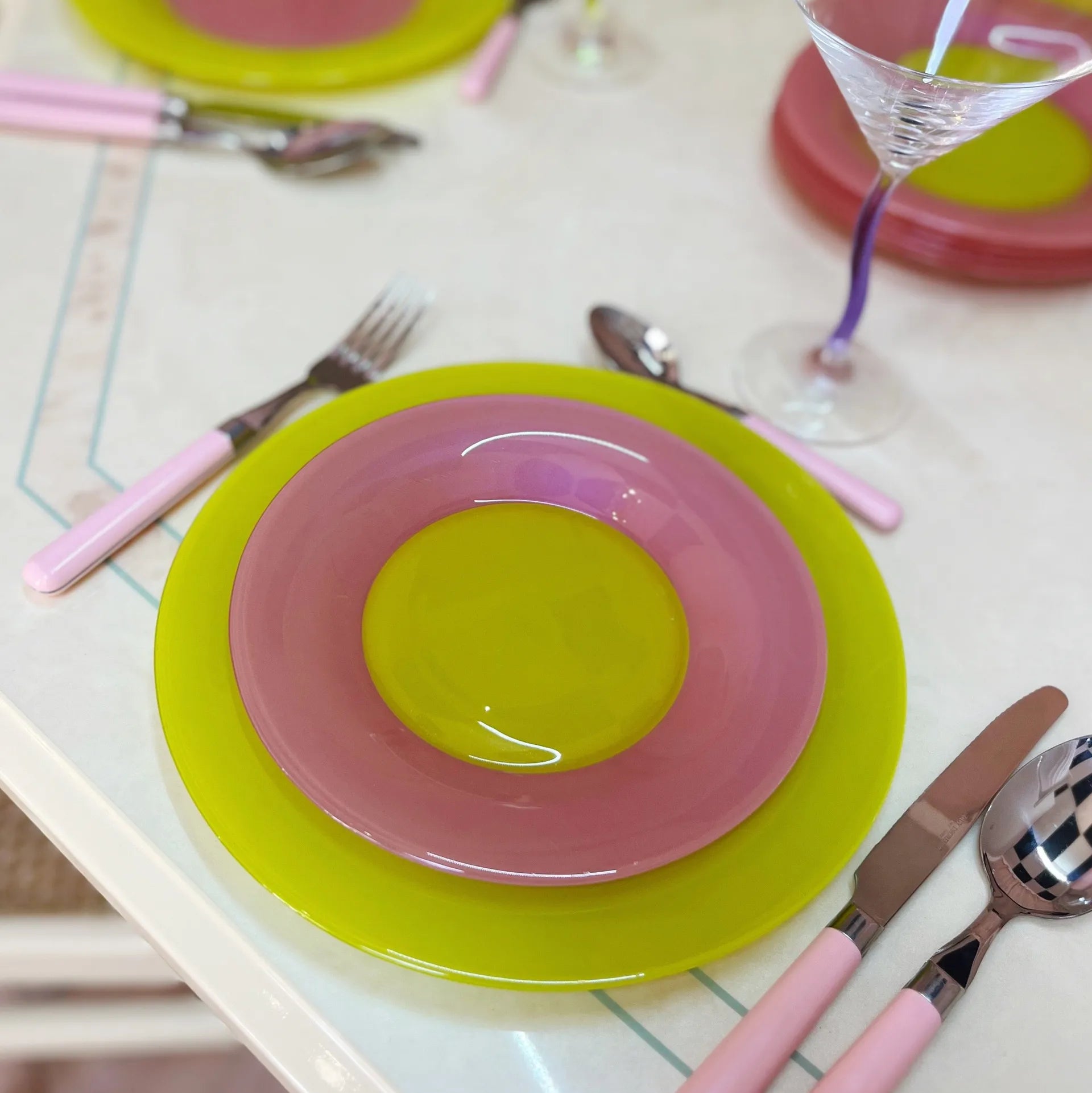 Service d’assiettes, 19 pièces multicolores, Arc France, années 80 - Club Barbara