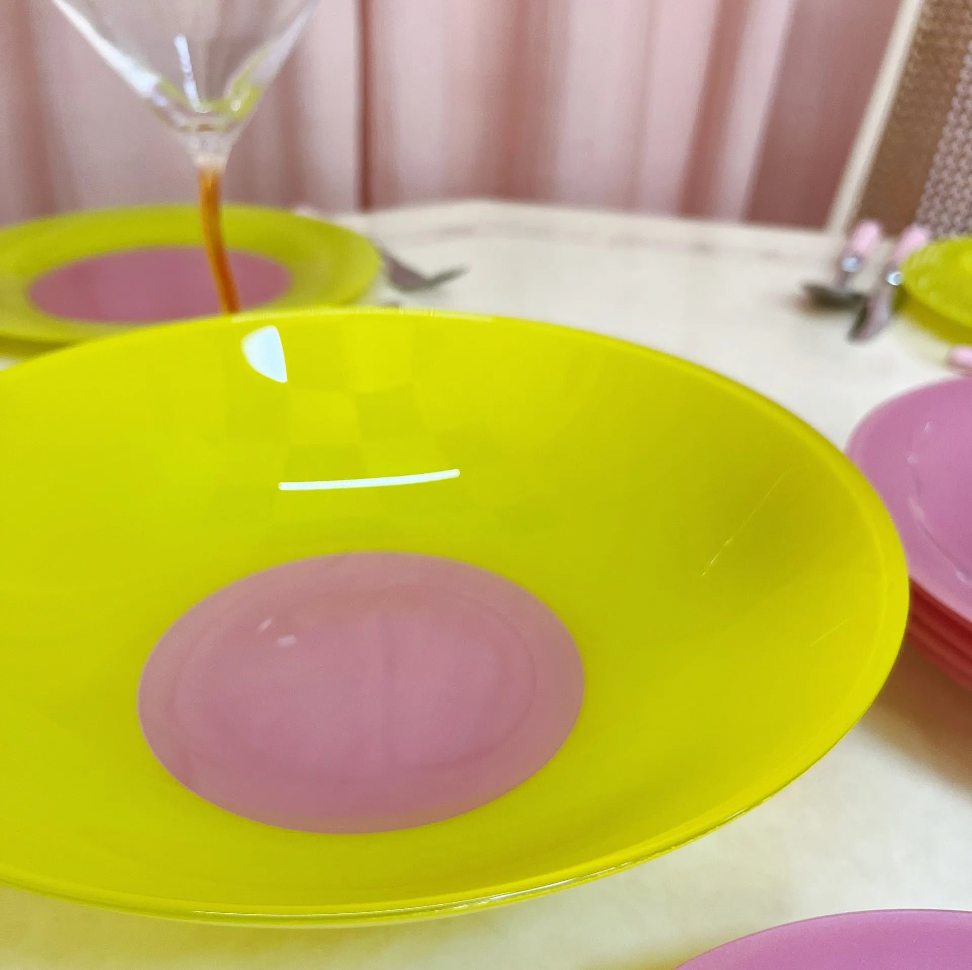 Service d’assiettes, 19 pièces multicolores, Arc France, années 80 - Club Barbara