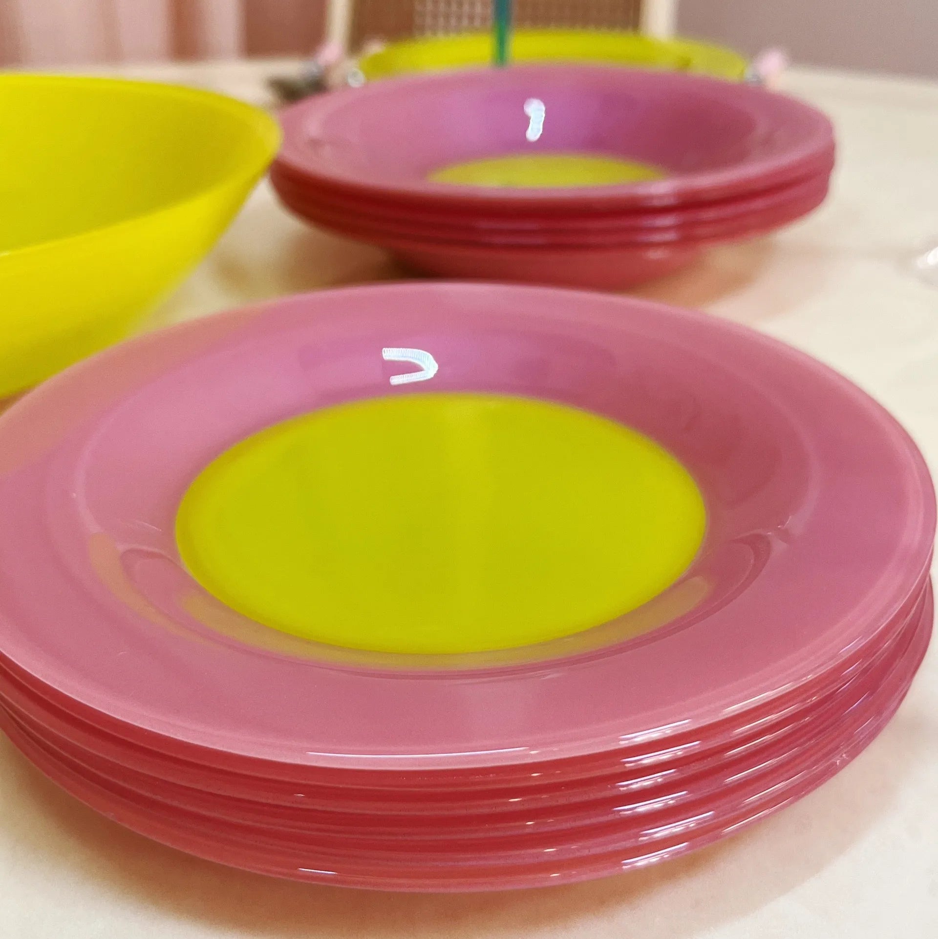 Service d’assiettes, 19 pièces multicolores, Arc France, années 80 - Club Barbara