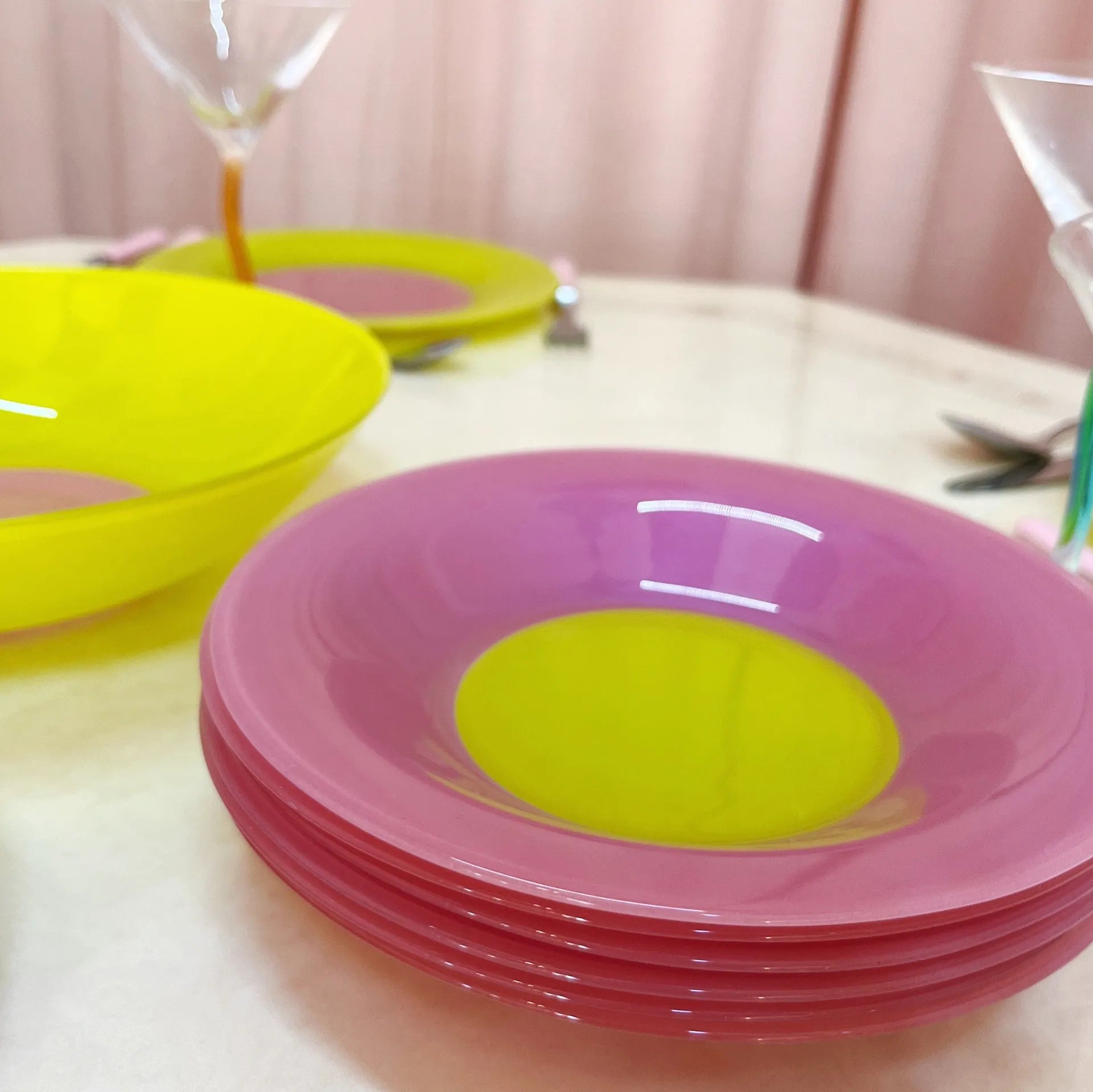Service d’assiettes, 19 pièces multicolores, Arc France, années 80 - Club Barbara