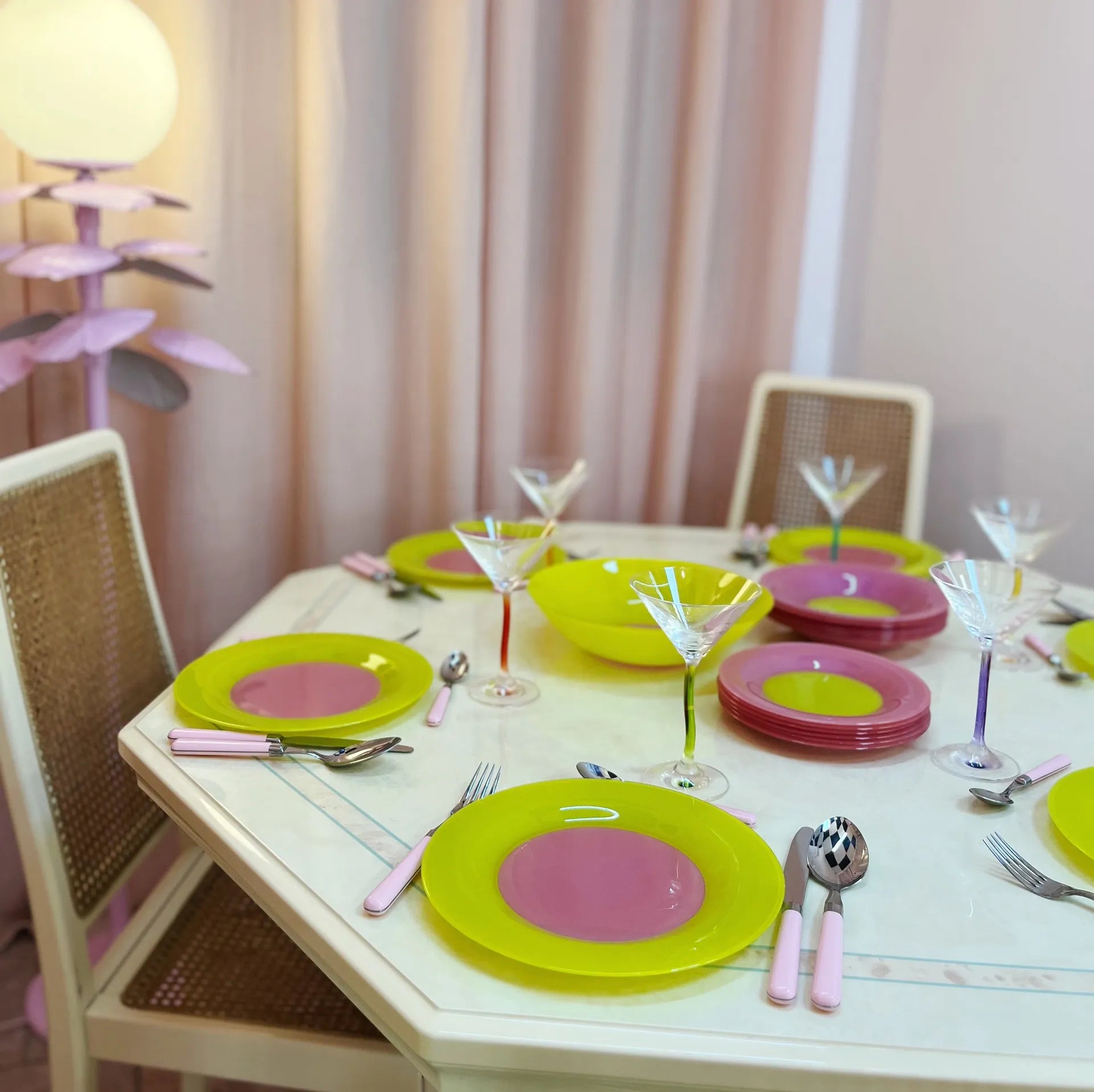 Service d’assiettes, 19 pièces multicolores, Arc France, années 80 - Club Barbara
