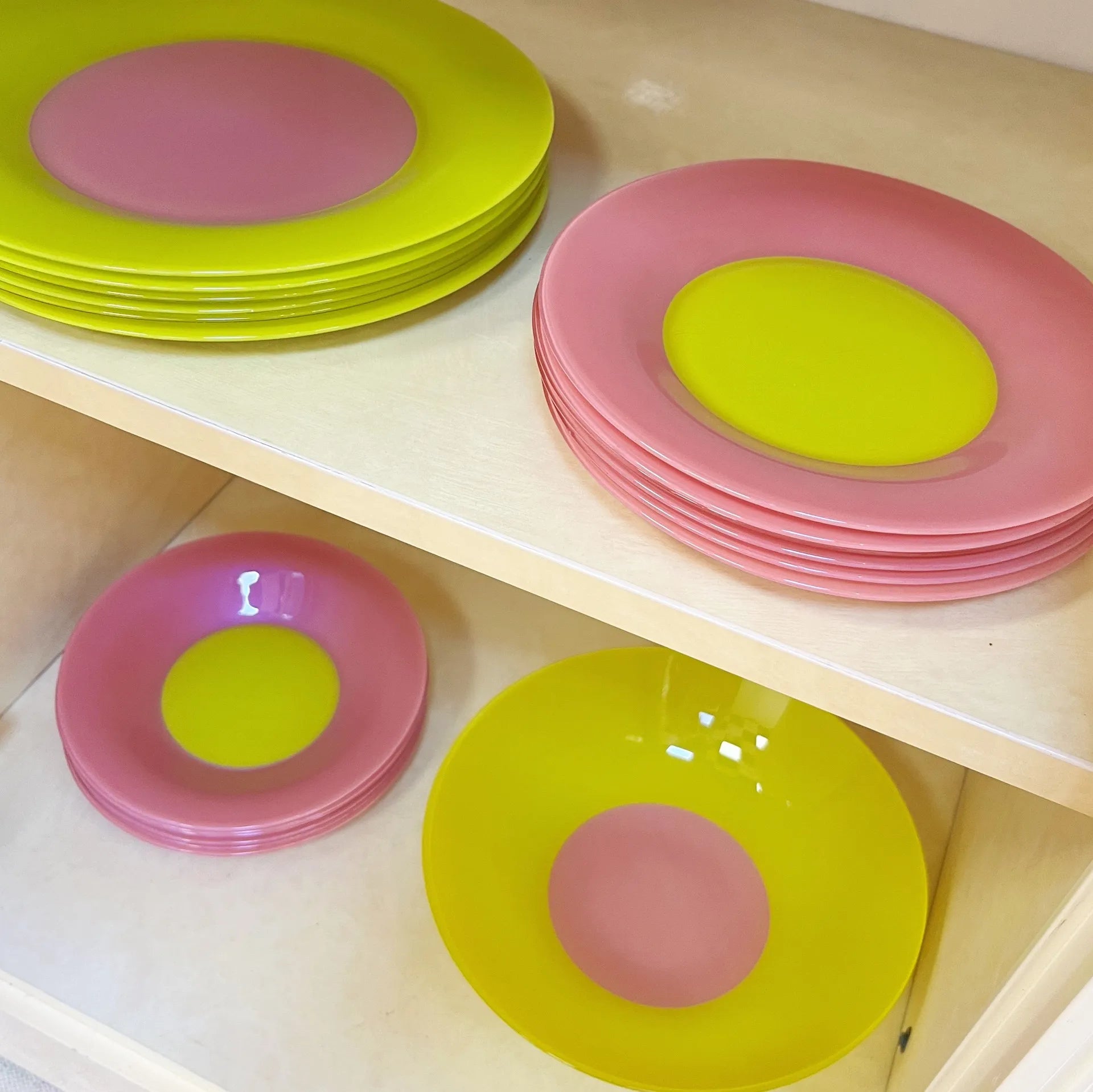 Service d’assiettes, 19 pièces multicolores, Arc France, années 80 - Club Barbara