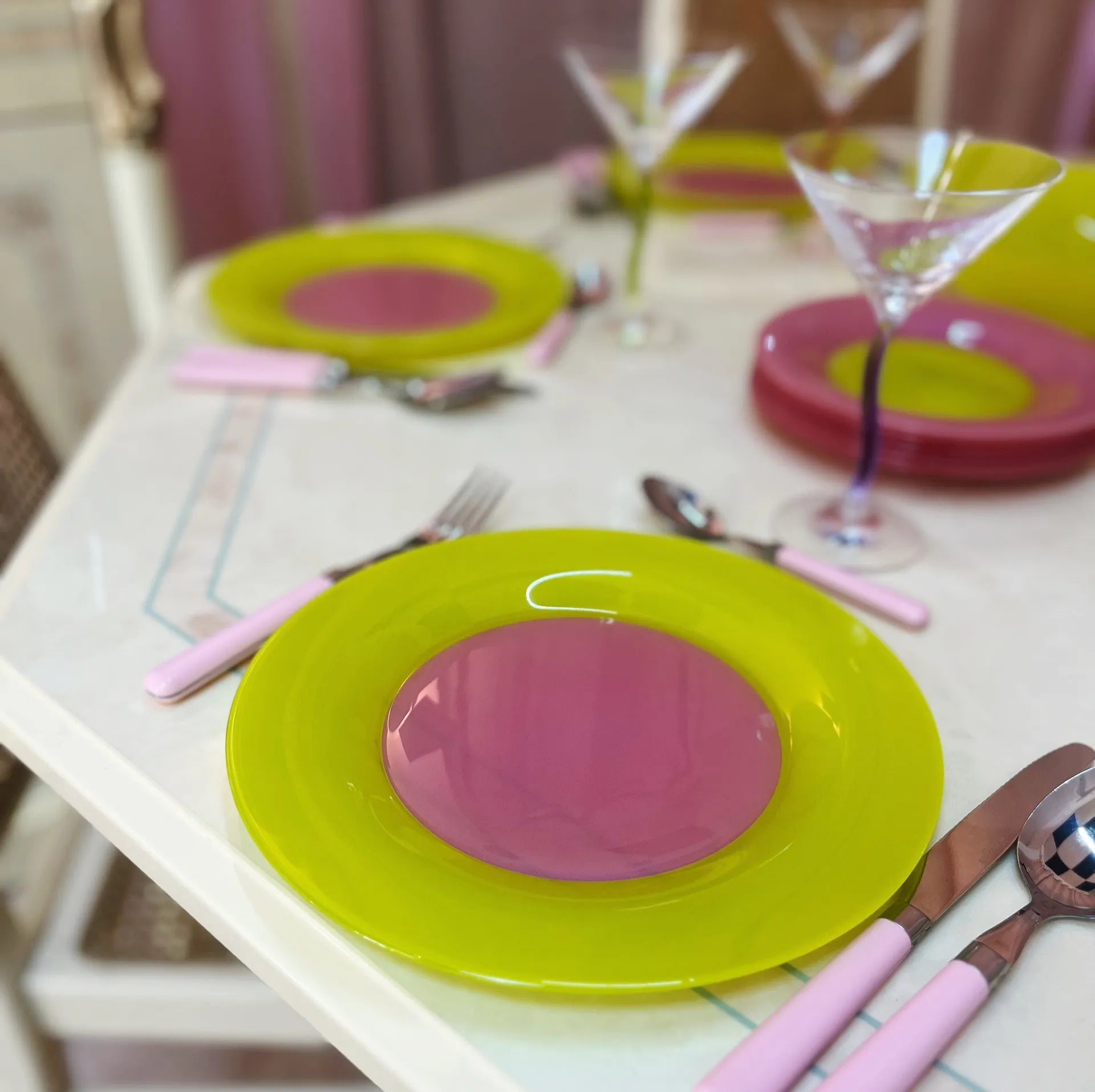 Service d’assiettes, 19 pièces multicolores, Arc France, années 80 - Club Barbara