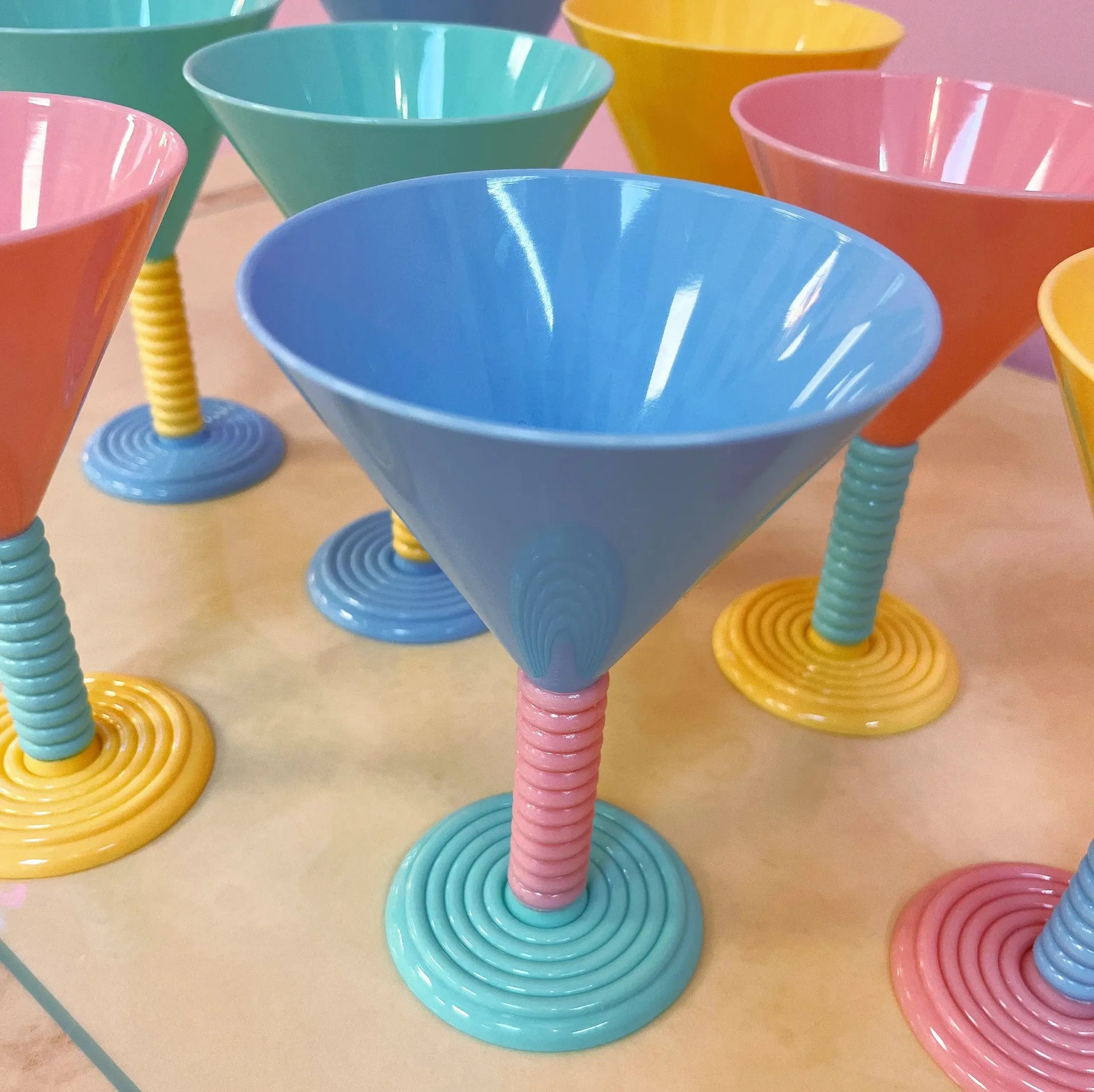 Service de 8 coupes à glace pastel tricolore, Memphis Design - Club Barbara