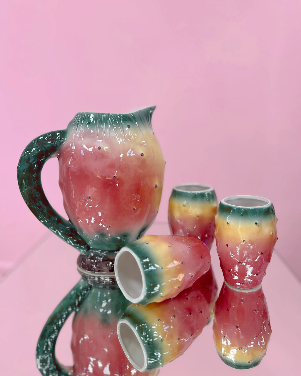 Service pichet et gobelets siciliens en céramique barbotine figuier de Barbarie années 70 Club Barbara