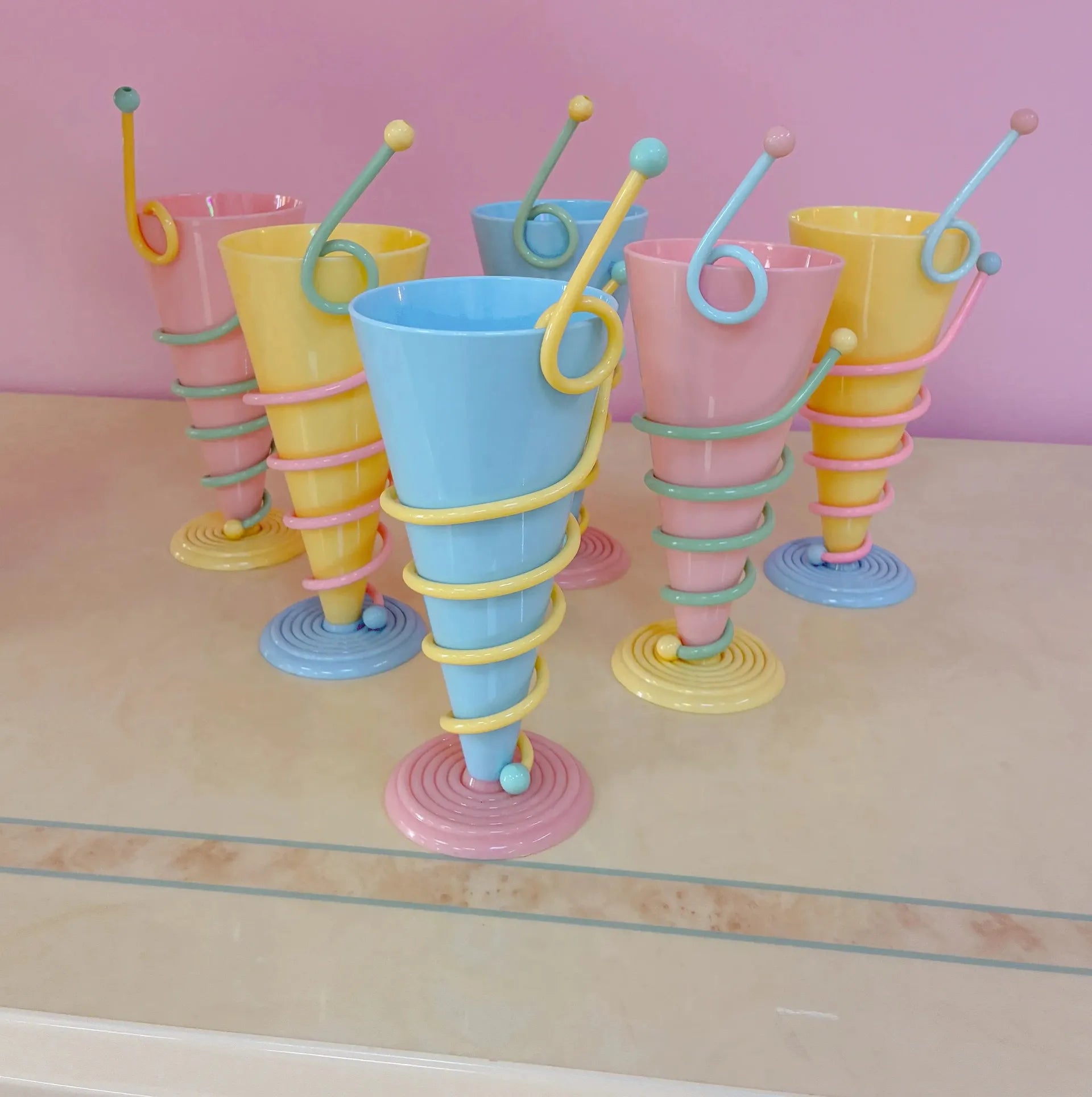 Service postmoderne pastel laqué, Memphis Design, années 80 - Club Barbara