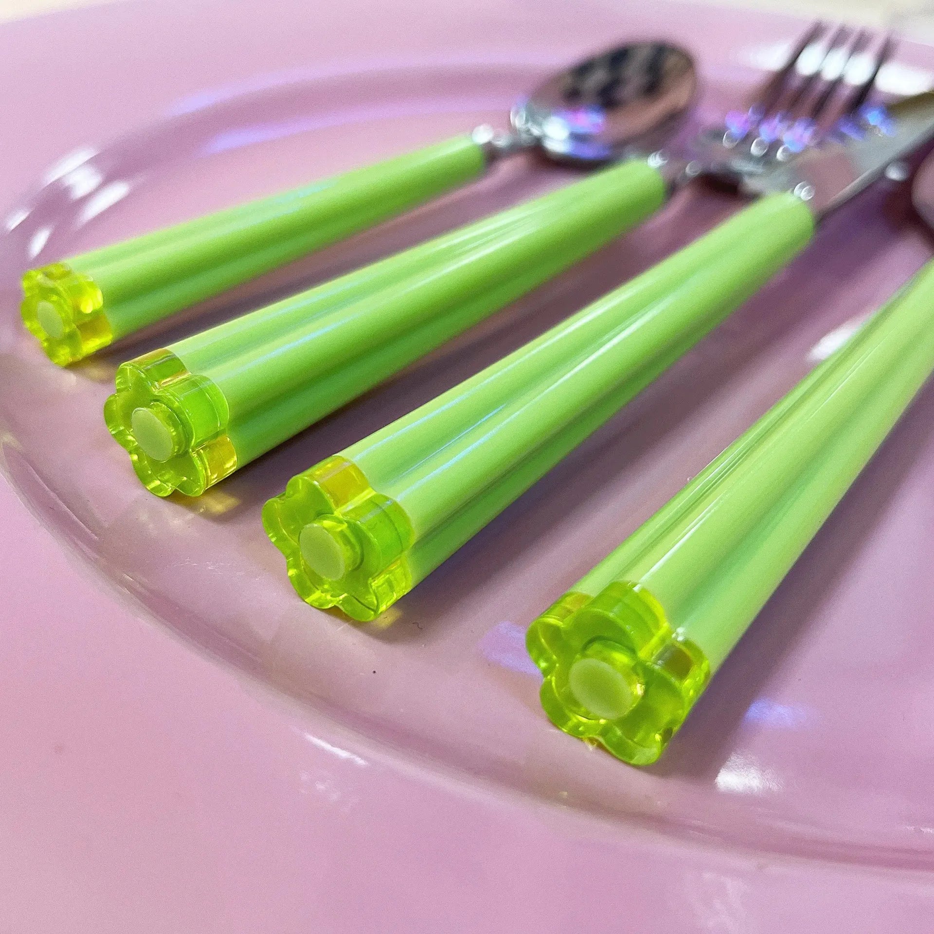 Set Luminarc 24 couverts pastel, manches plexiglas laqué fleur, années 80 - Club Barbara