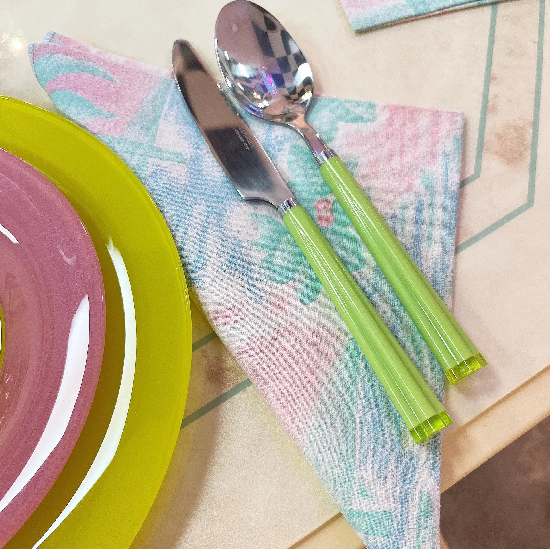 Set Luminarc 24 couverts pastel, manches plexiglas laqué fleur, années 80 - Club Barbara