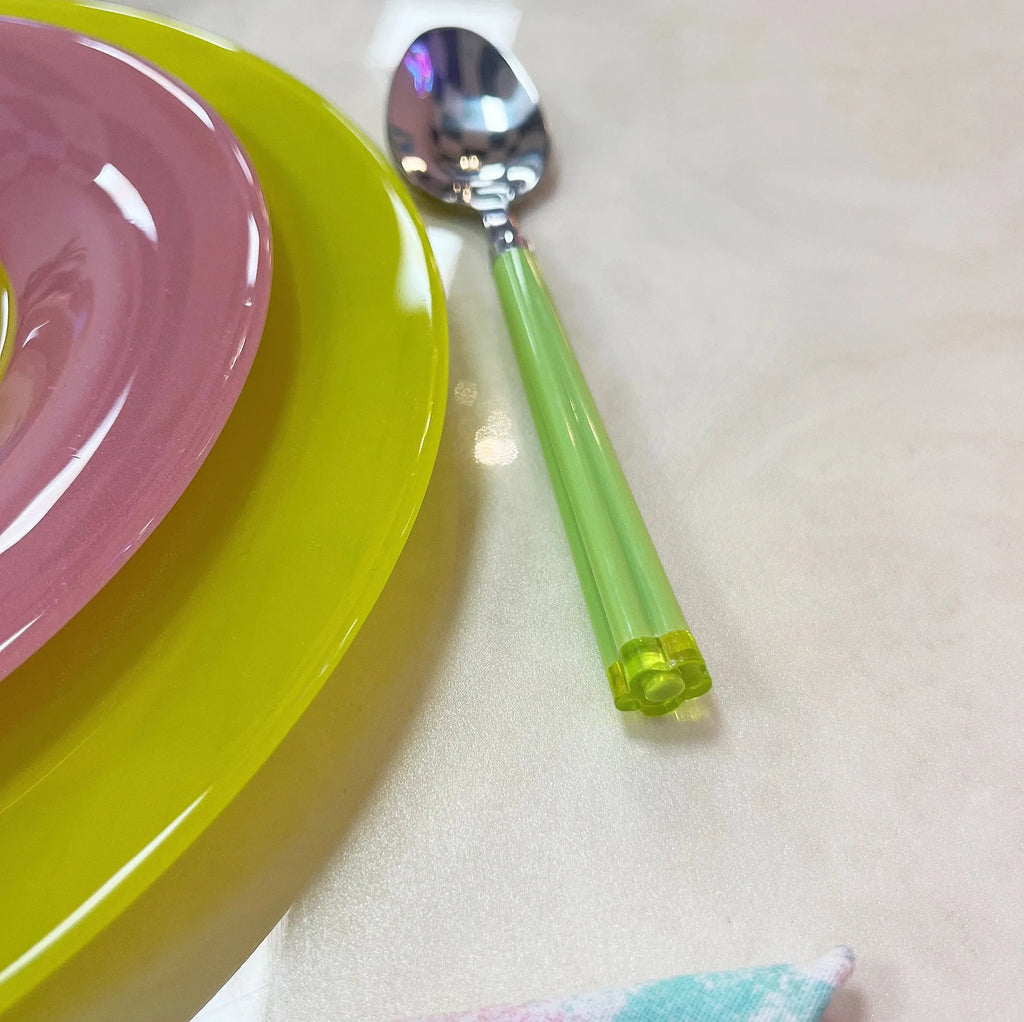Set Luminarc 24 couverts pastel, manches plexiglas laqué fleur, années 80 - Club Barbara