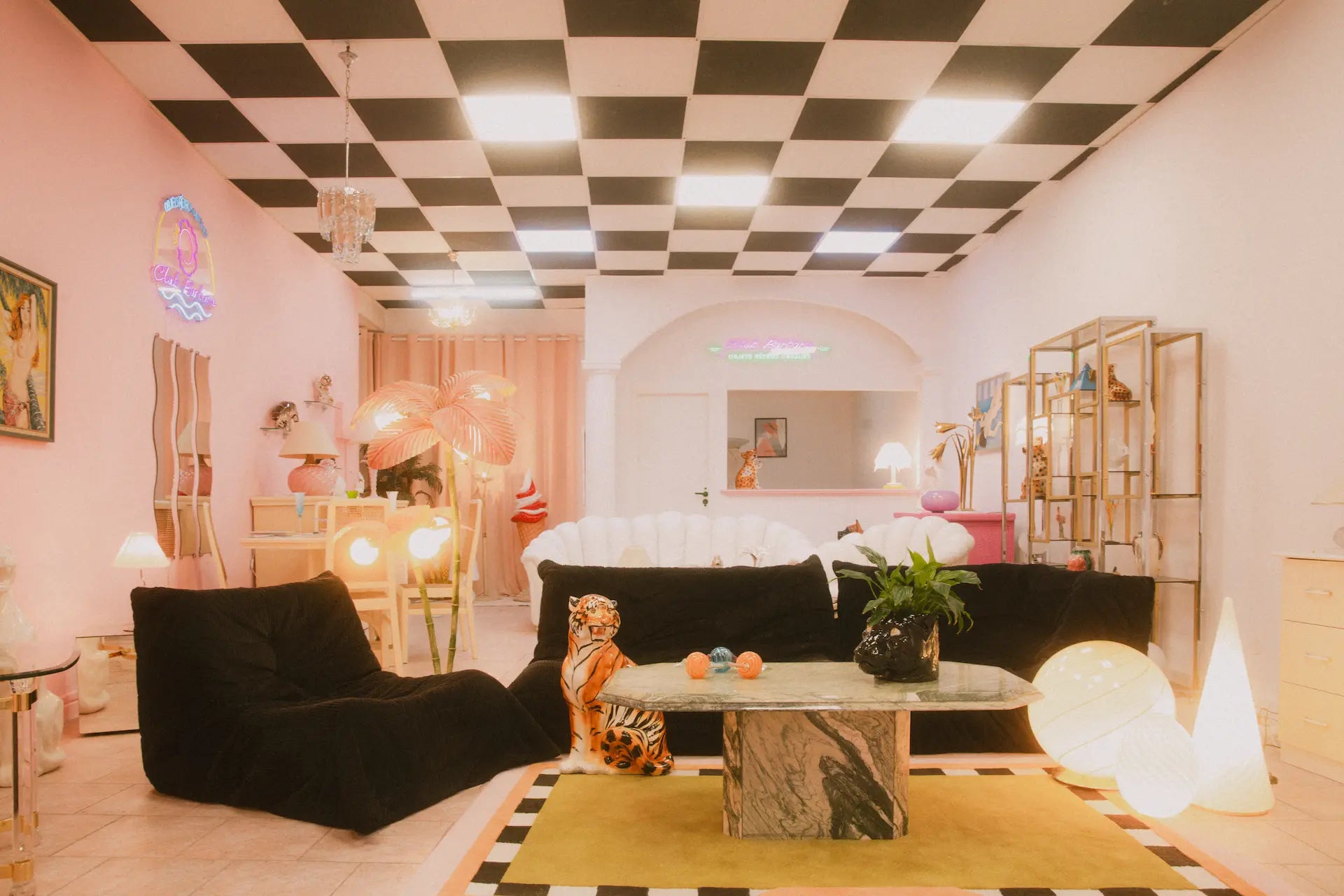 Showroom Club Barbara présentant des articles vintage des années 70 et 80