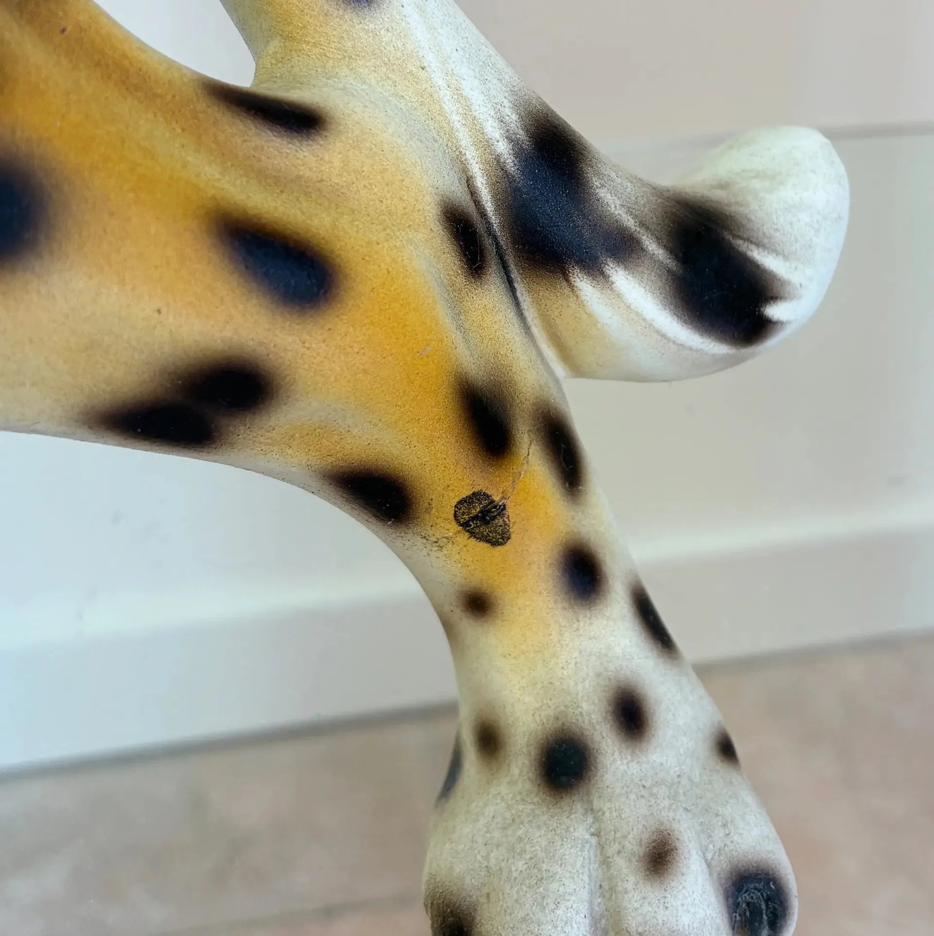 Statuette guépard vintage, céramique biscuit peinte à la main, années 70 - Club Barbara