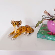 Charger l&#39;image dans la galerie, Bébé léopard en porcelaine peint à la main, années 70
