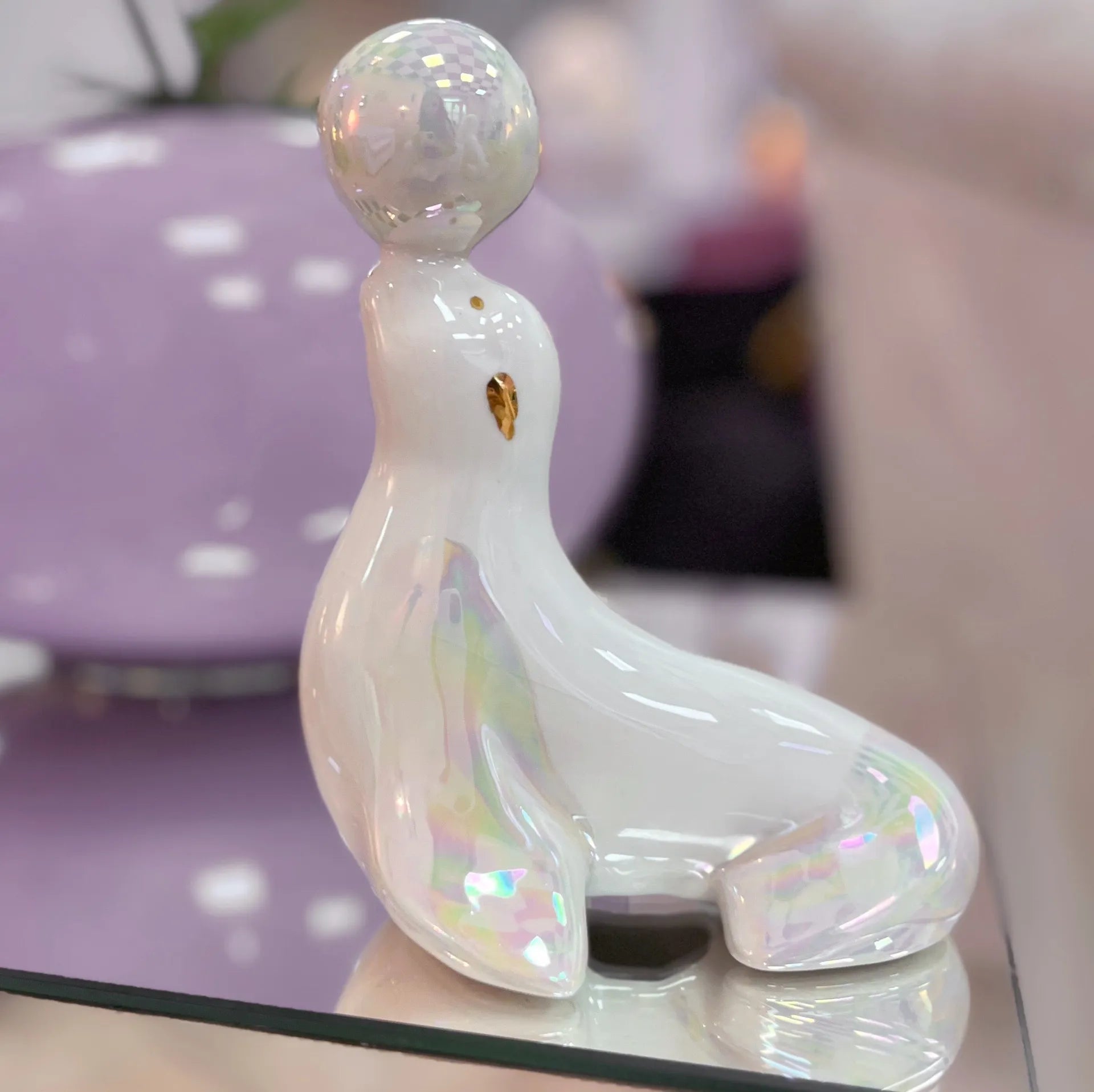 Statuette Otarie en Porcelaine Irisée – Italie, Années 70 - Club Barbara