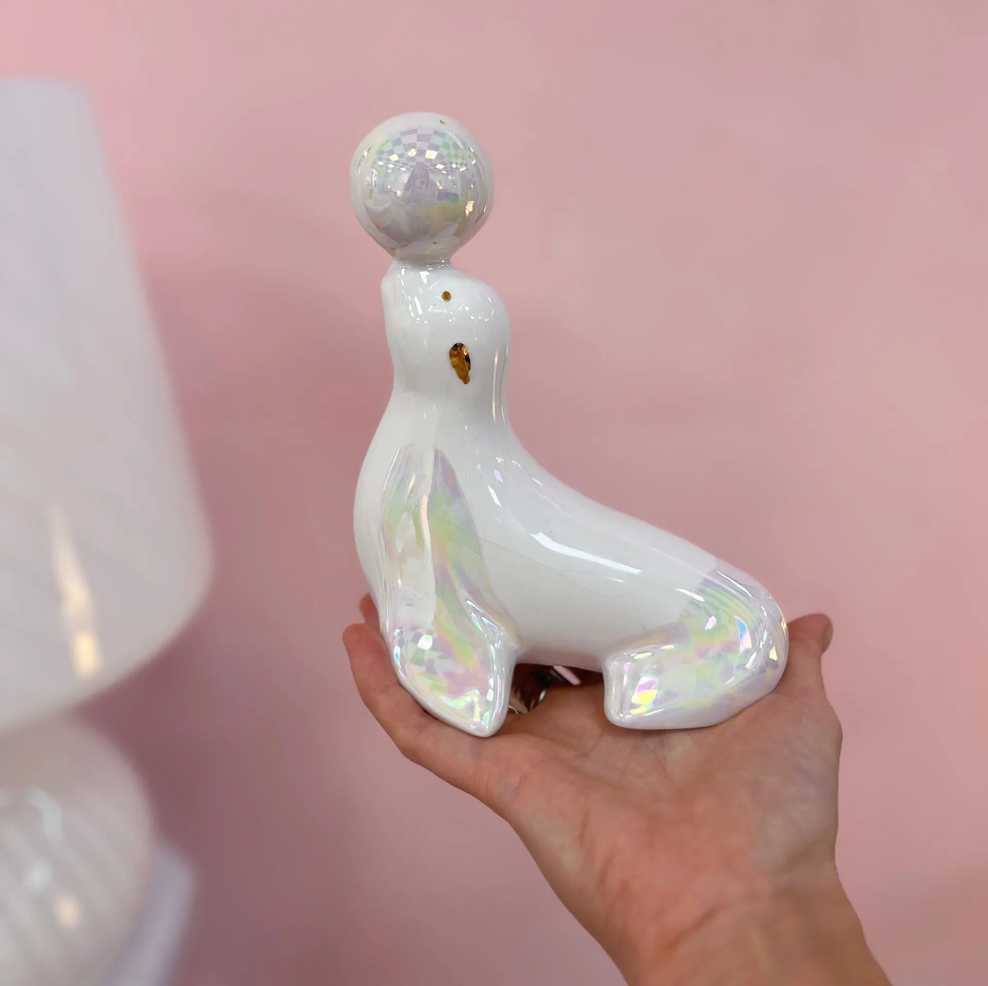 Statuette Otarie en Porcelaine Irisée – Italie, Années 70 - Club Barbara
