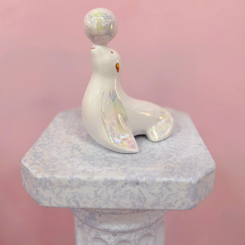 Statuette Otarie en Porcelaine Irisée – Italie, Années 70 - Club Barbara