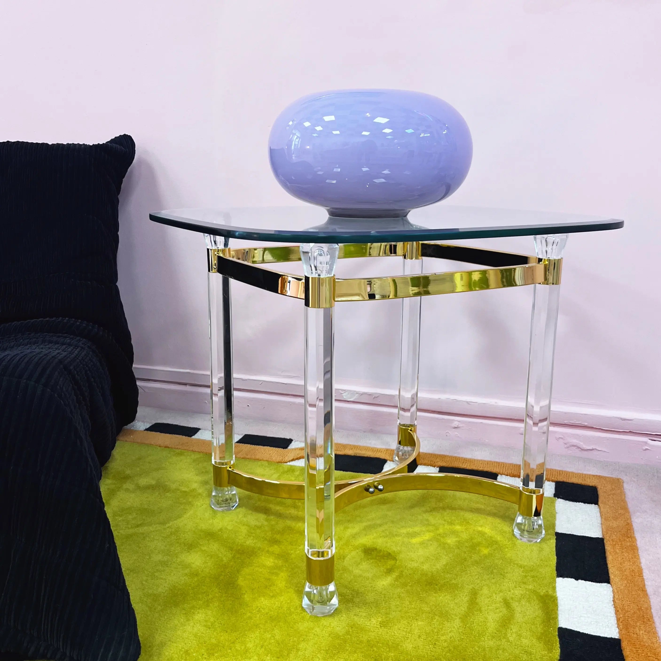 Table en laiton doré et lucite, plateau en verre biseauté, Italie années 70