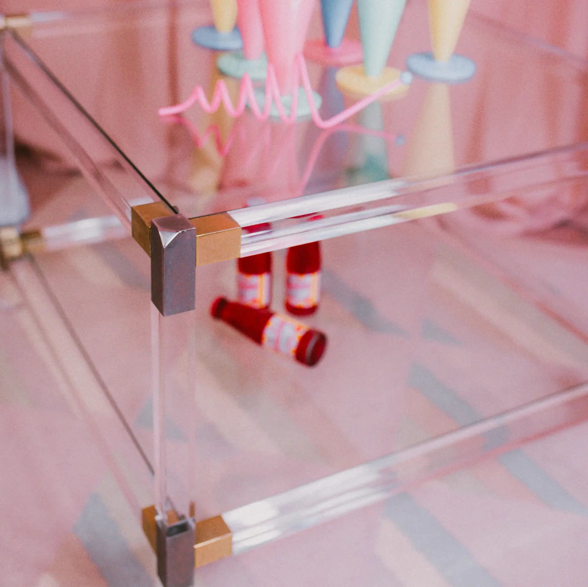 Table basse vintage en lucite transparente et verre, années 70, Club Barbara