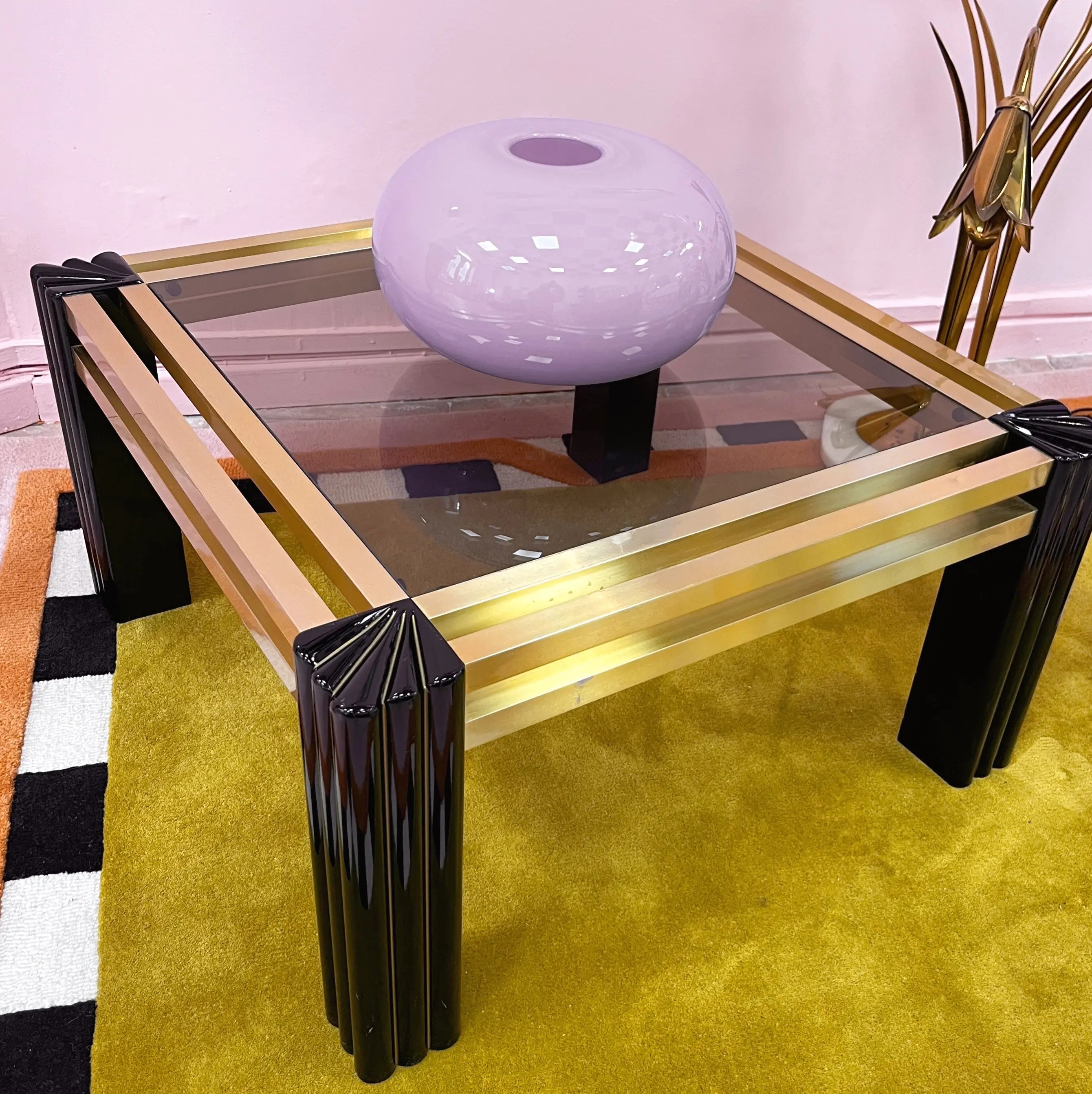 Table basse carrée vintage en laiton doré et verre fumé, dans le goût de Sabot et Maison Jansen, années 80