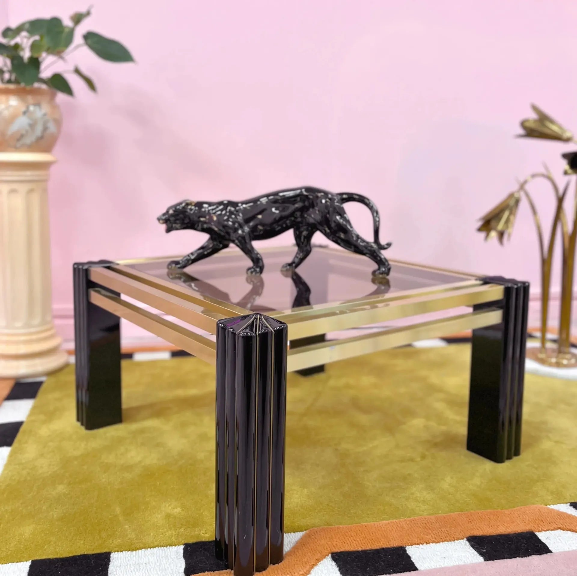 Table basse carrée vintage en laiton doré et verre fumé, dans le goût de Sabot et Maison Jansen, années 80 - Club Barbara